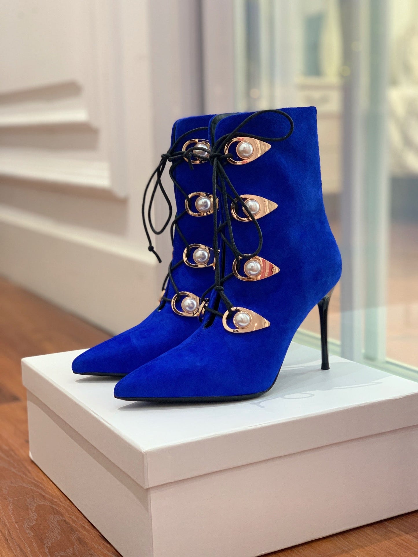 BALMAIN 26S ЧОБОТИ 95 ММ З ТЕМНО-СИНЬОЇ ЗАМШІ НА ҐУДЗИКАХ З ПЕРЛИНАМИ