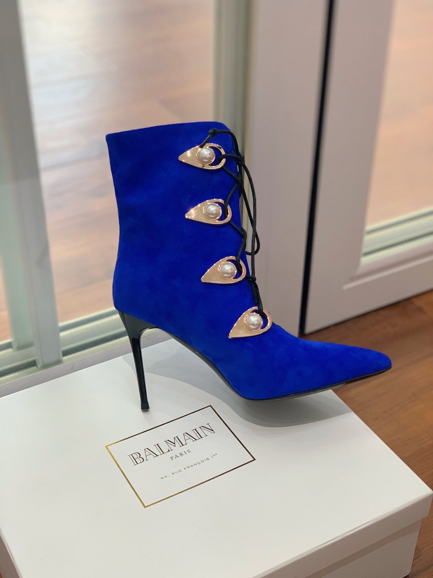 BALMAIN 26S ЧОБОТИ 95 ММ З ТЕМНО-СИНЬОЇ ЗАМШІ НА ҐУДЗИКАХ З ПЕРЛИНАМИ