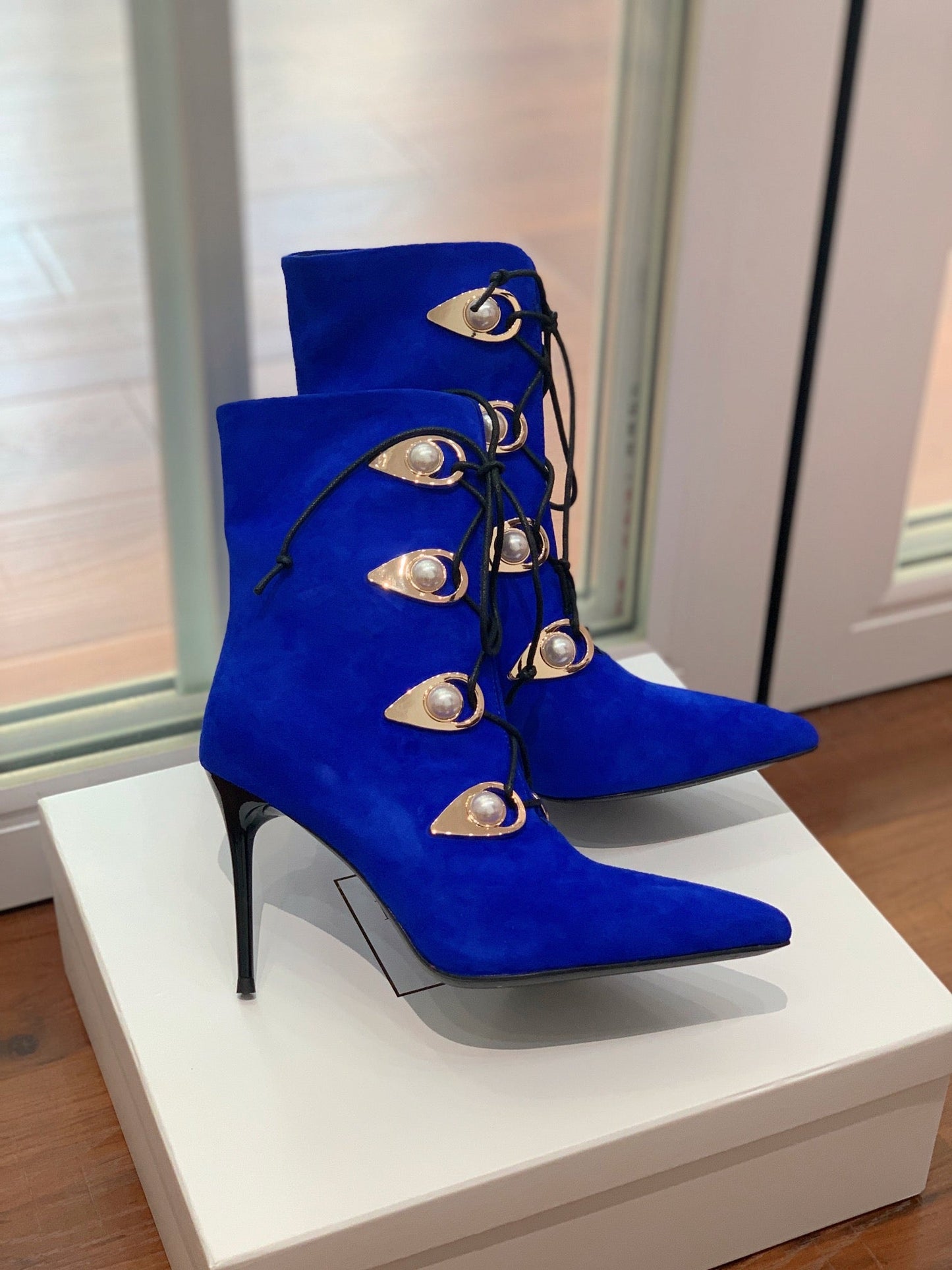BALMAIN 26S ЧОБОТИ 95 ММ З ТЕМНО-СИНЬОЇ ЗАМШІ НА ҐУДЗИКАХ З ПЕРЛИНАМИ