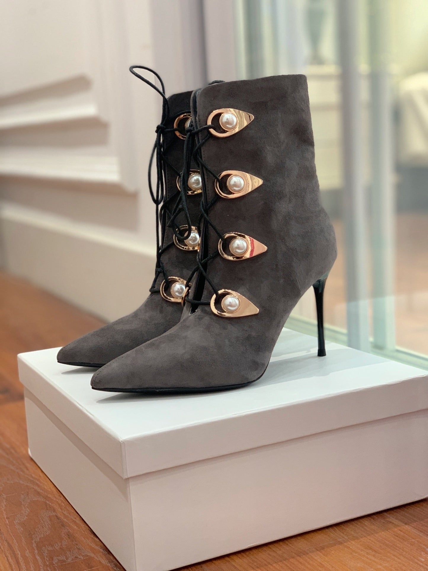 Черевики BALMAIN 26S, 95 мм, темно-сіра замша, перламутрова кнопка