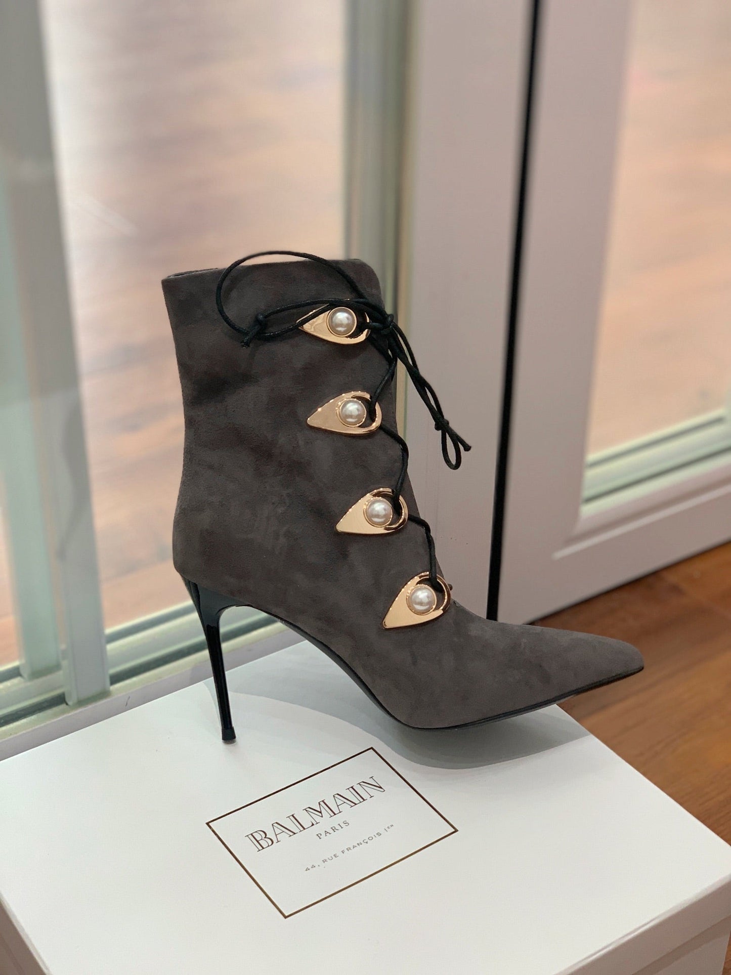 Черевики BALMAIN 26S, 95 мм, темно-сіра замша, перламутрова кнопка