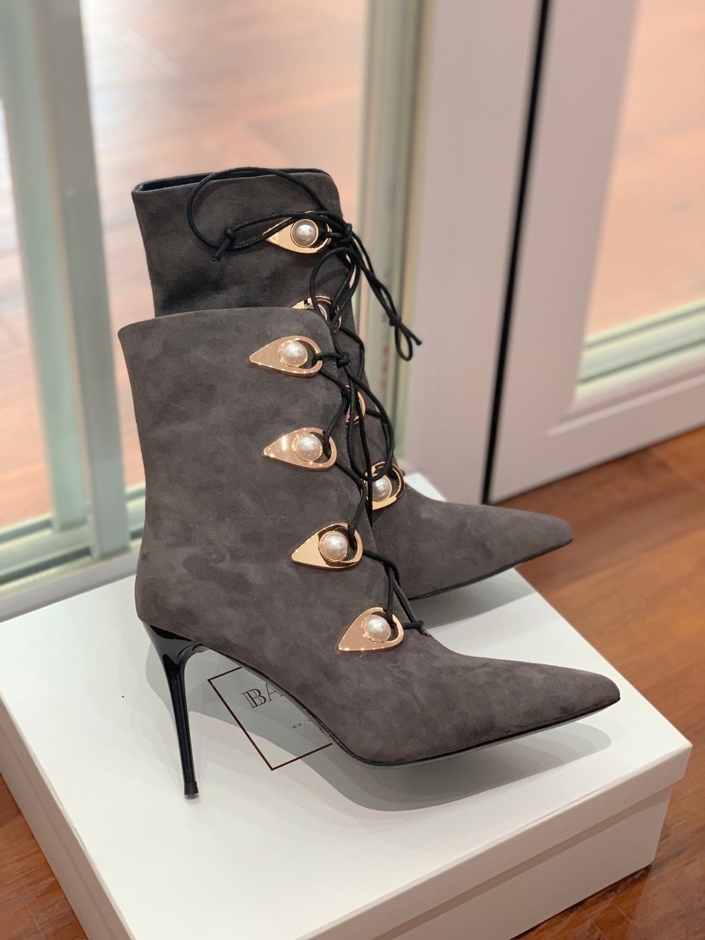 Черевики BALMAIN 26S, 95 мм, темно-сіра замша, перламутрова кнопка