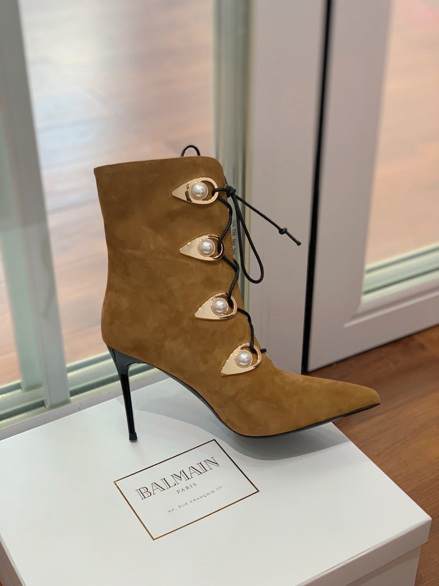 ЧЕРЕВИКИ BALMAIN 26S 95 ММ З КОРИЧНЕВОЇ ЗАМШІ З ПЕРЛАМУТРОВИМИ ҐУДЗИКАМИ