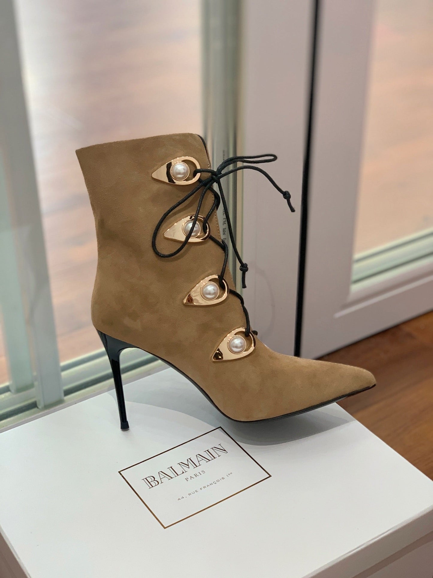 ЧОБОТИ BALMAIN 26S 95 ММ ЗІ СВІТЛО-КОРИЧНЕВОЇ ЗАМШІ З ПЕРЛАМУТРОВИМИ ҐУДЗИКАМИ