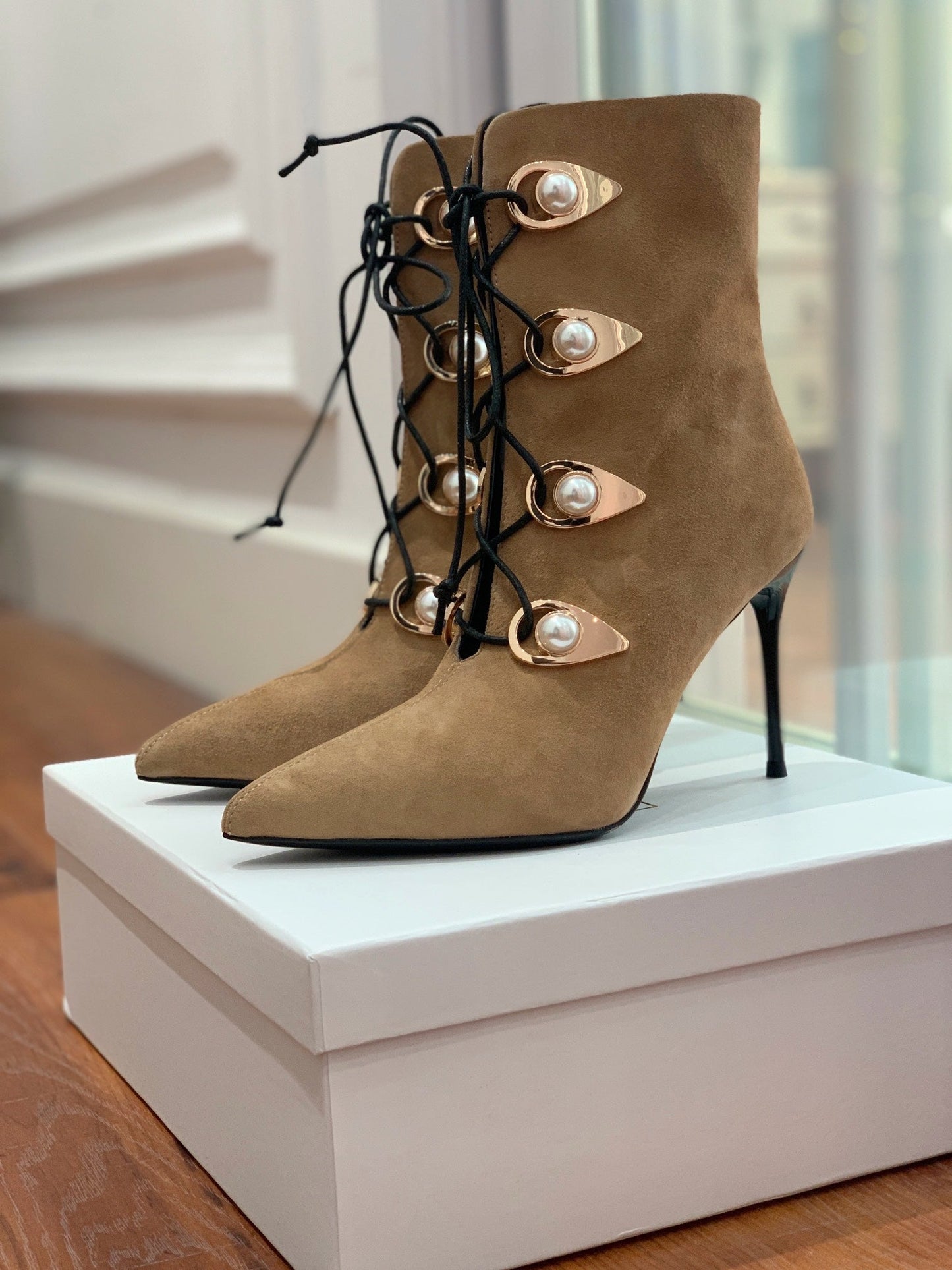ЧОБОТИ BALMAIN 26S 95 ММ ЗІ СВІТЛО-КОРИЧНЕВОЇ ЗАМШІ З ПЕРЛАМУТРОВИМИ ҐУДЗИКАМИ
