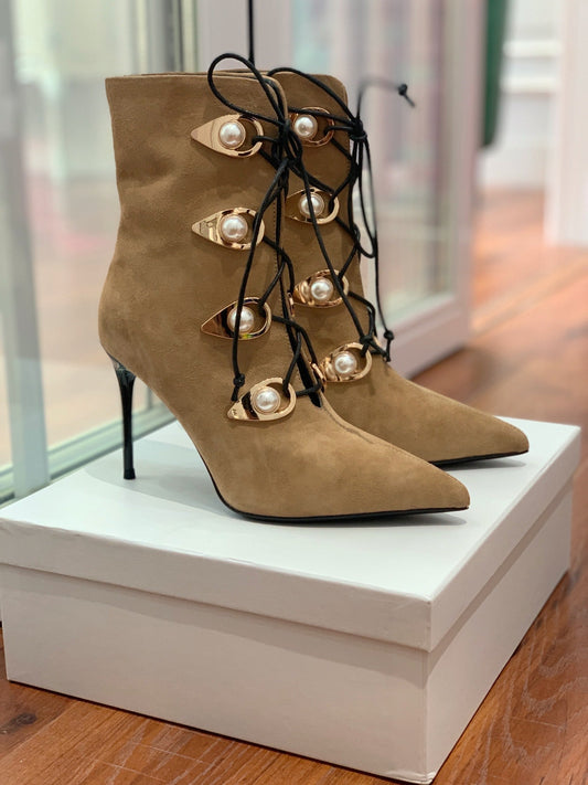 ЧОБОТИ BALMAIN 26S 95 ММ ЗІ СВІТЛО-КОРИЧНЕВОЇ ЗАМШІ З ПЕРЛАМУТРОВИМИ ҐУДЗИКАМИ