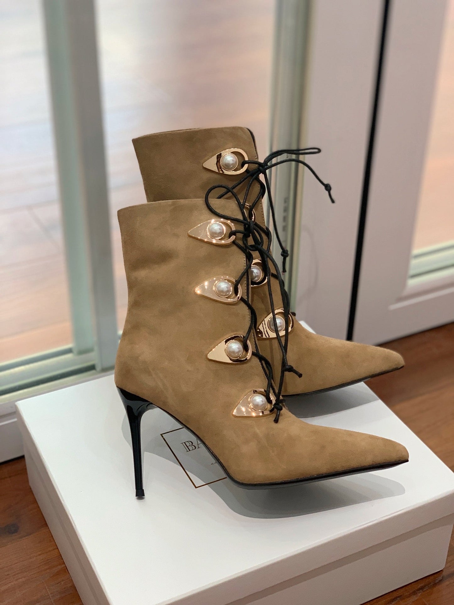 ЧОБОТИ BALMAIN 26S 95 ММ ЗІ СВІТЛО-КОРИЧНЕВОЇ ЗАМШІ З ПЕРЛАМУТРОВИМИ ҐУДЗИКАМИ