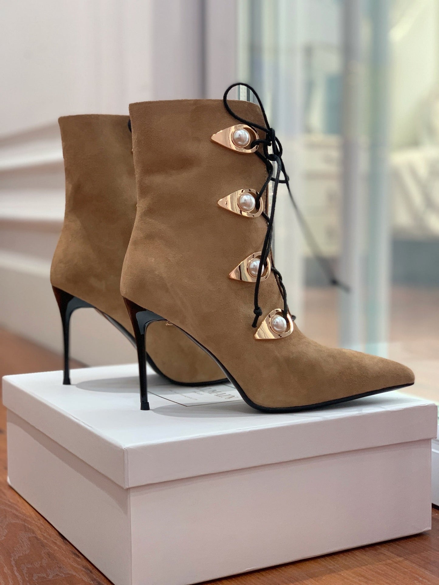 ЧОБОТИ BALMAIN 26S 95 ММ ЗІ СВІТЛО-КОРИЧНЕВОЇ ЗАМШІ З ПЕРЛАМУТРОВИМИ ҐУДЗИКАМИ