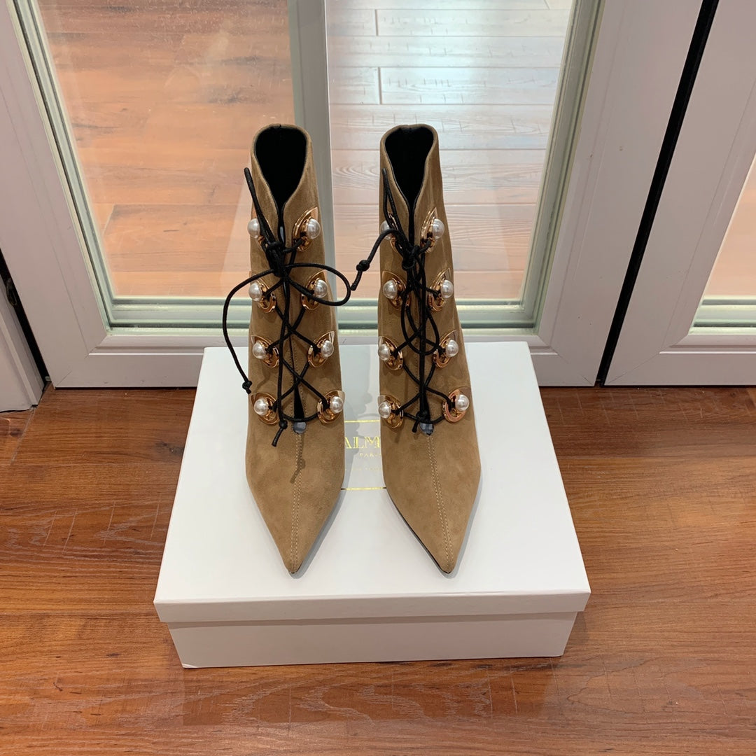 ЧОБОТИ BALMAIN 26S 95 ММ ЗІ СВІТЛО-КОРИЧНЕВОЇ ЗАМШІ З ПЕРЛАМУТРОВИМИ ҐУДЗИКАМИ