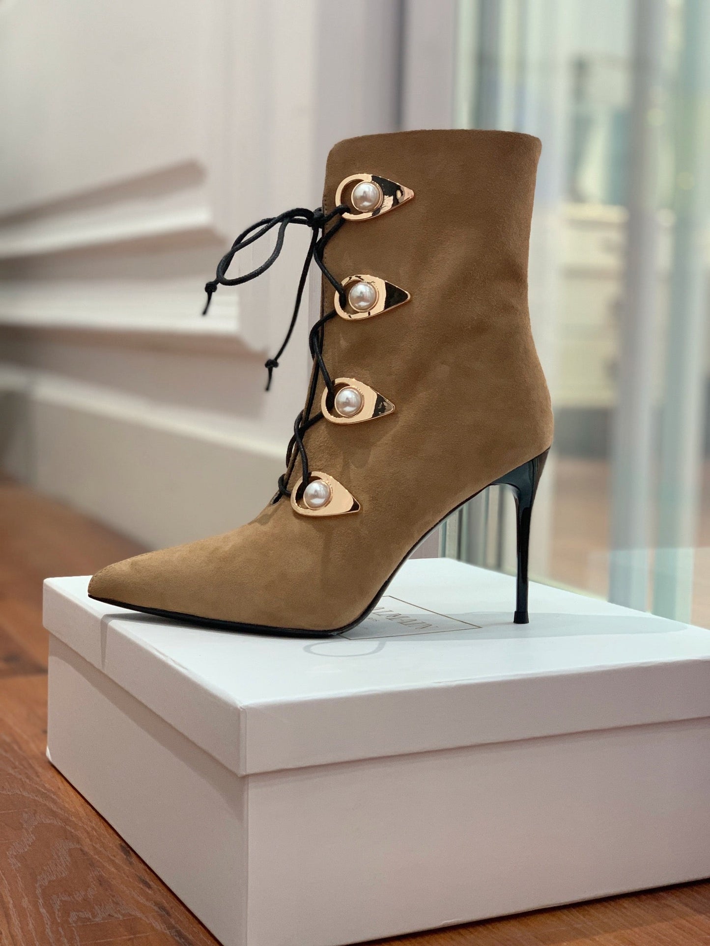 ЧОБОТИ BALMAIN 26S 95 ММ ЗІ СВІТЛО-КОРИЧНЕВОЇ ЗАМШІ З ПЕРЛАМУТРОВИМИ ҐУДЗИКАМИ
