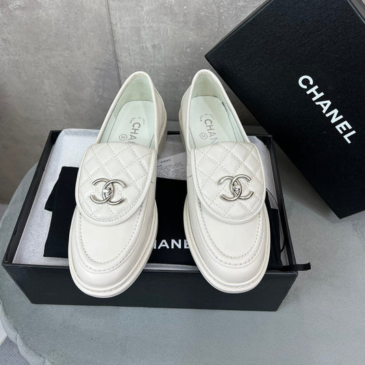 CHANEL 26S ЛОФЕРИ З БІЛОЇ СТЬОБАНОЇ ШКІРИ ТЕЛЯТИ З ЛОГОТИПОМ CC