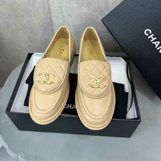 ЛОФЕРИ CHANEL 26S З БЕЖЕВОЇ СТЬОБАНОЇ ШКІРИ ТЕЛЯТИ З ЛОГОТИПОМ CC
