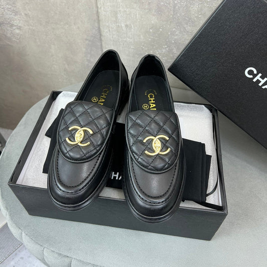 ЛОФЕРИ CHANEL 26S З ЧОРНОЇ СТЬОБАНОЇ ТЕЛЯЧОЇ ШКІРИ З ЛОГОТИПОМ CC