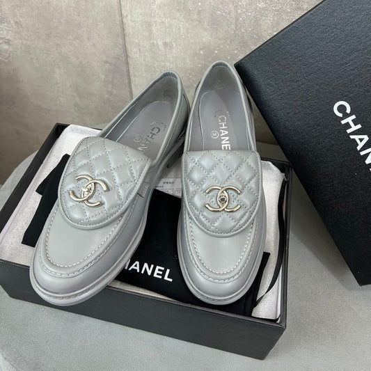 ЛОФЕРИ CHANEL 26S З СІРОЇ СТЬОБАНОЇ ТЕЛЯЧОЇ ШКІРИ З ЛОГОТИПОМ CC