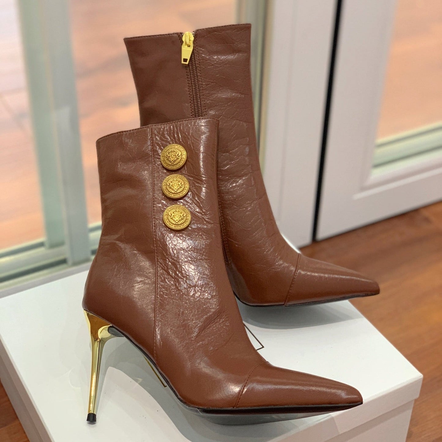 ЧЕРЕВИКИ BALMAIN 26S 105 ММ З КОРИЧНЕВОЇ ТЕЛЯЧОЇ ШКІРИ ІЗ ЗОЛОТОЮ ФУРНІТУРОЮ