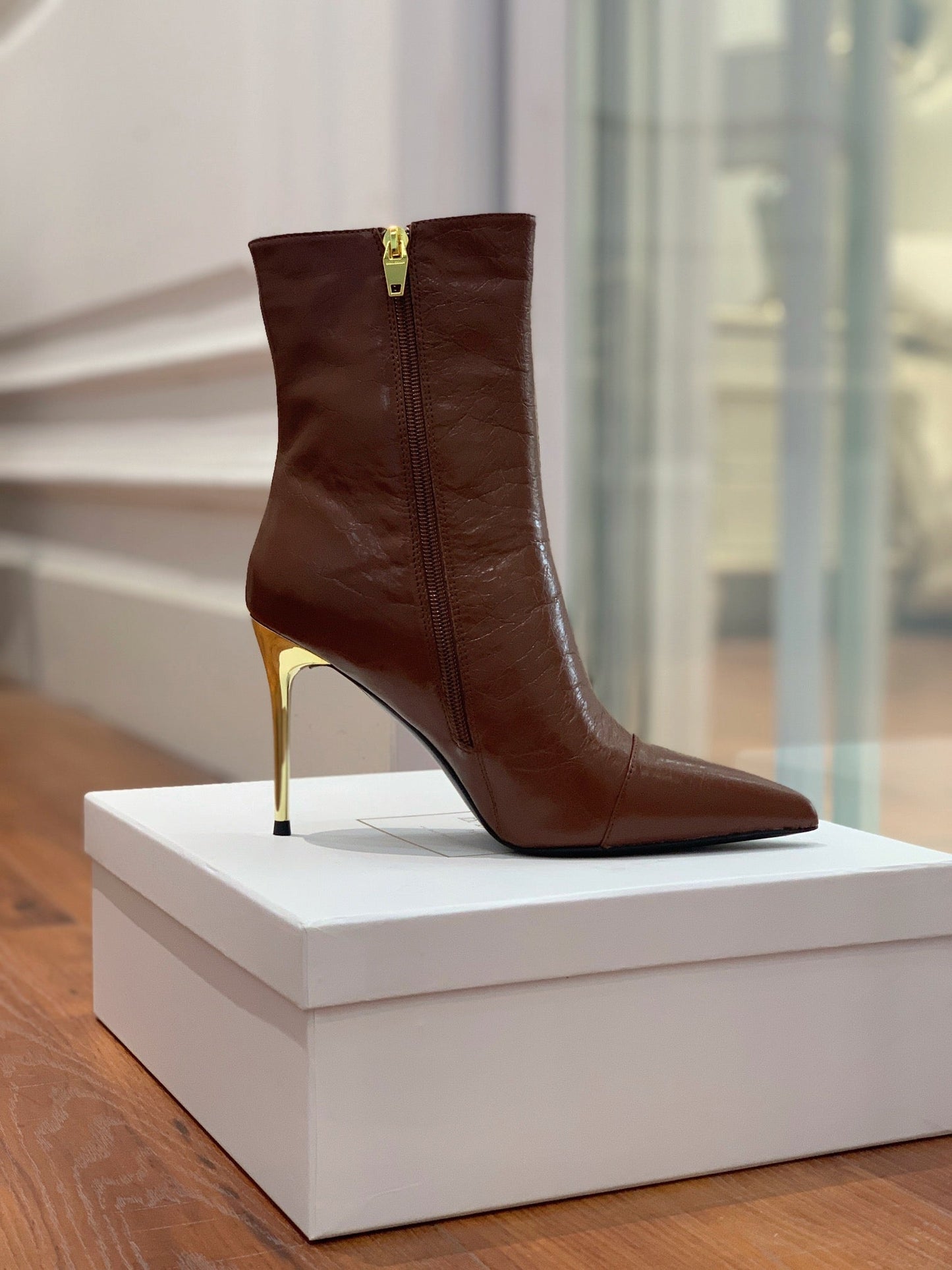 ЧЕРЕВИКИ BALMAIN 26S 105 ММ З КОРИЧНЕВОЇ ТЕЛЯЧОЇ ШКІРИ ІЗ ЗОЛОТОЮ ФУРНІТУРОЮ