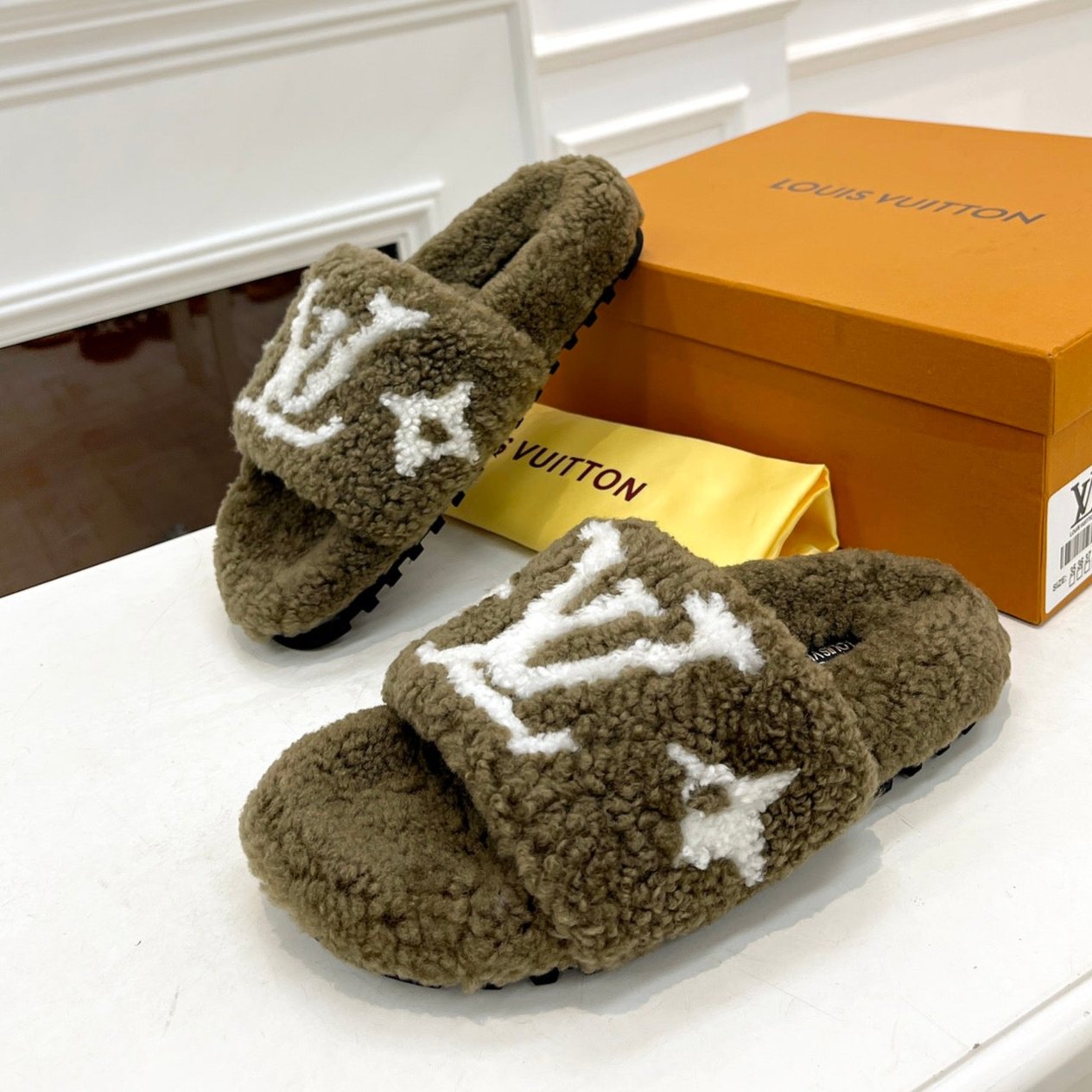 LV FLAT SLIPPER IN ARMY GREEN MIX WHITE SHEARLING - 35