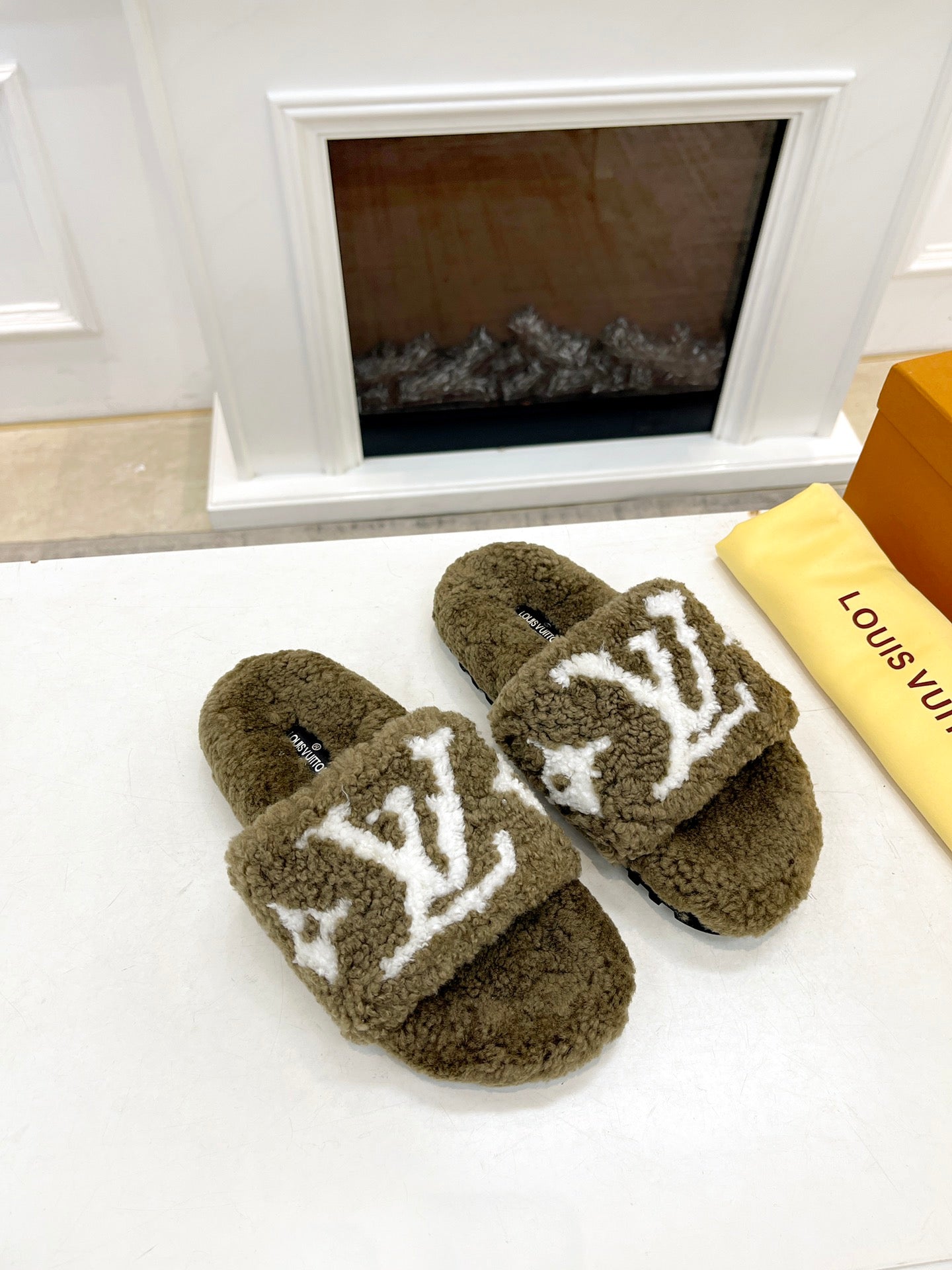LV FLAT SLIPPER IN ARMY GREEN MIX WHITE SHEARLING - 35