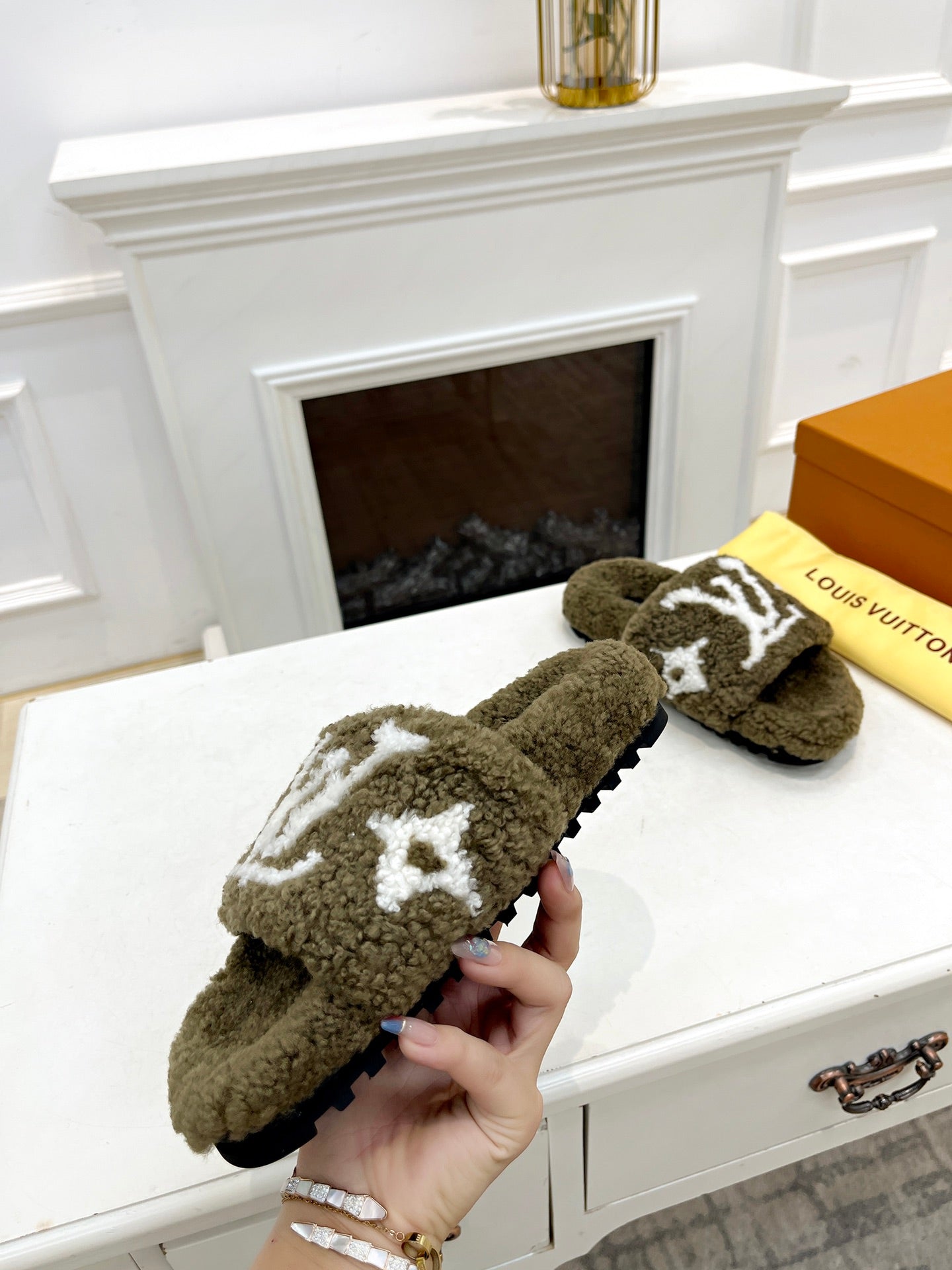 LV FLAT SLIPPER IN ARMY GREEN MIX WHITE SHEARLING - 35