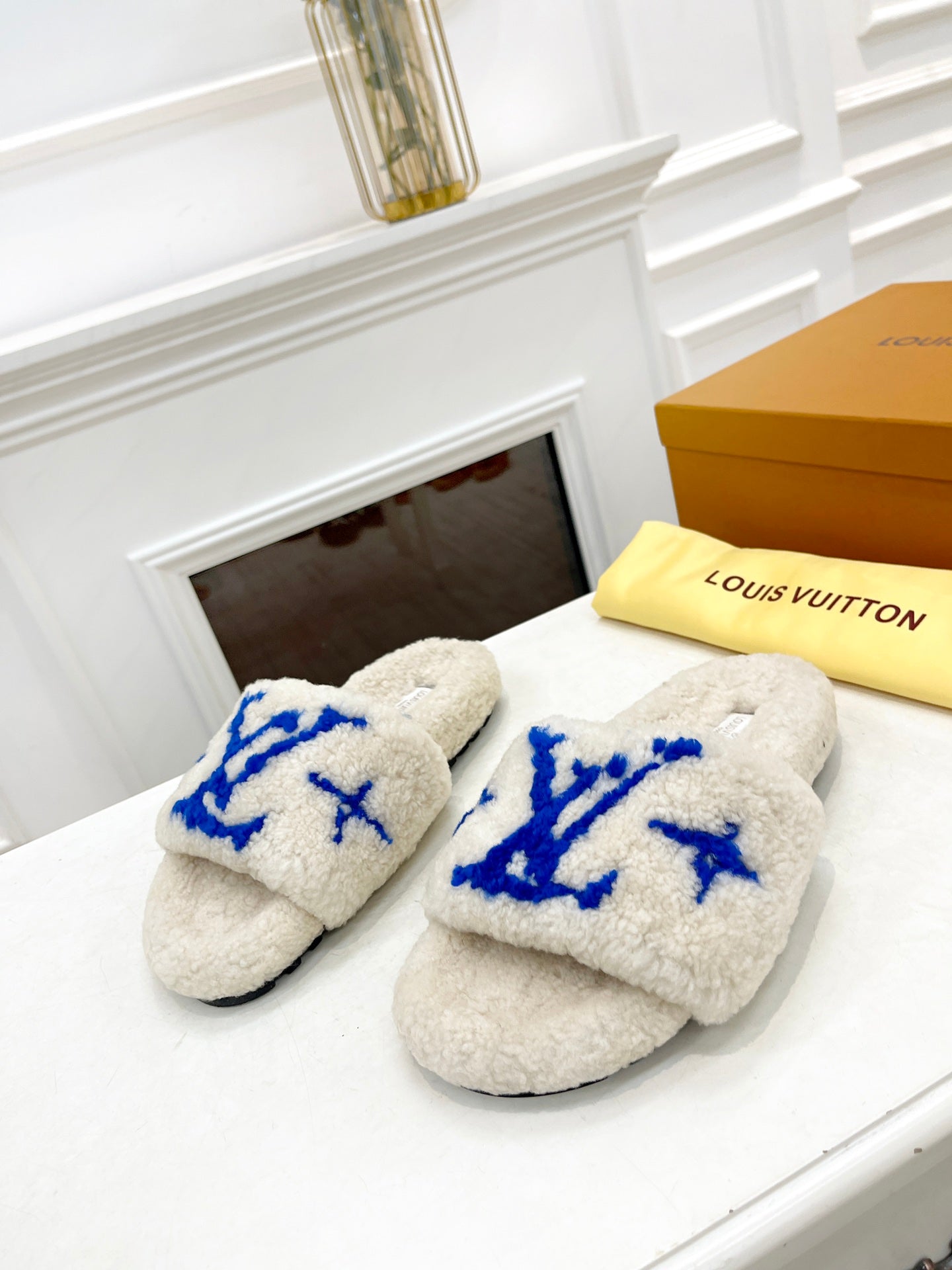 LV FLAT SLIPPER IN WHITE MIX COBALT BLUE SHEARLING - 35
