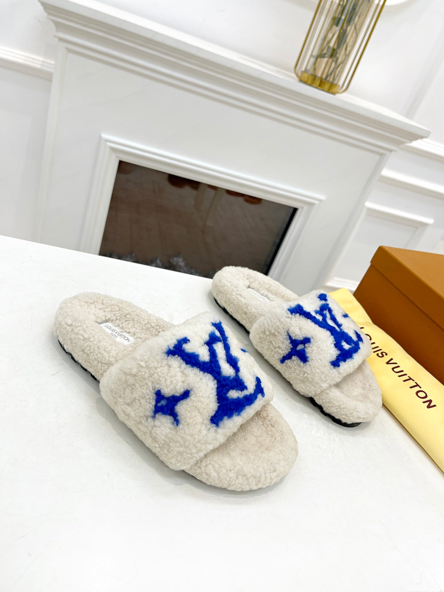 LV FLAT SLIPPER IN WHITE MIX COBALT BLUE SHEARLING - 35
