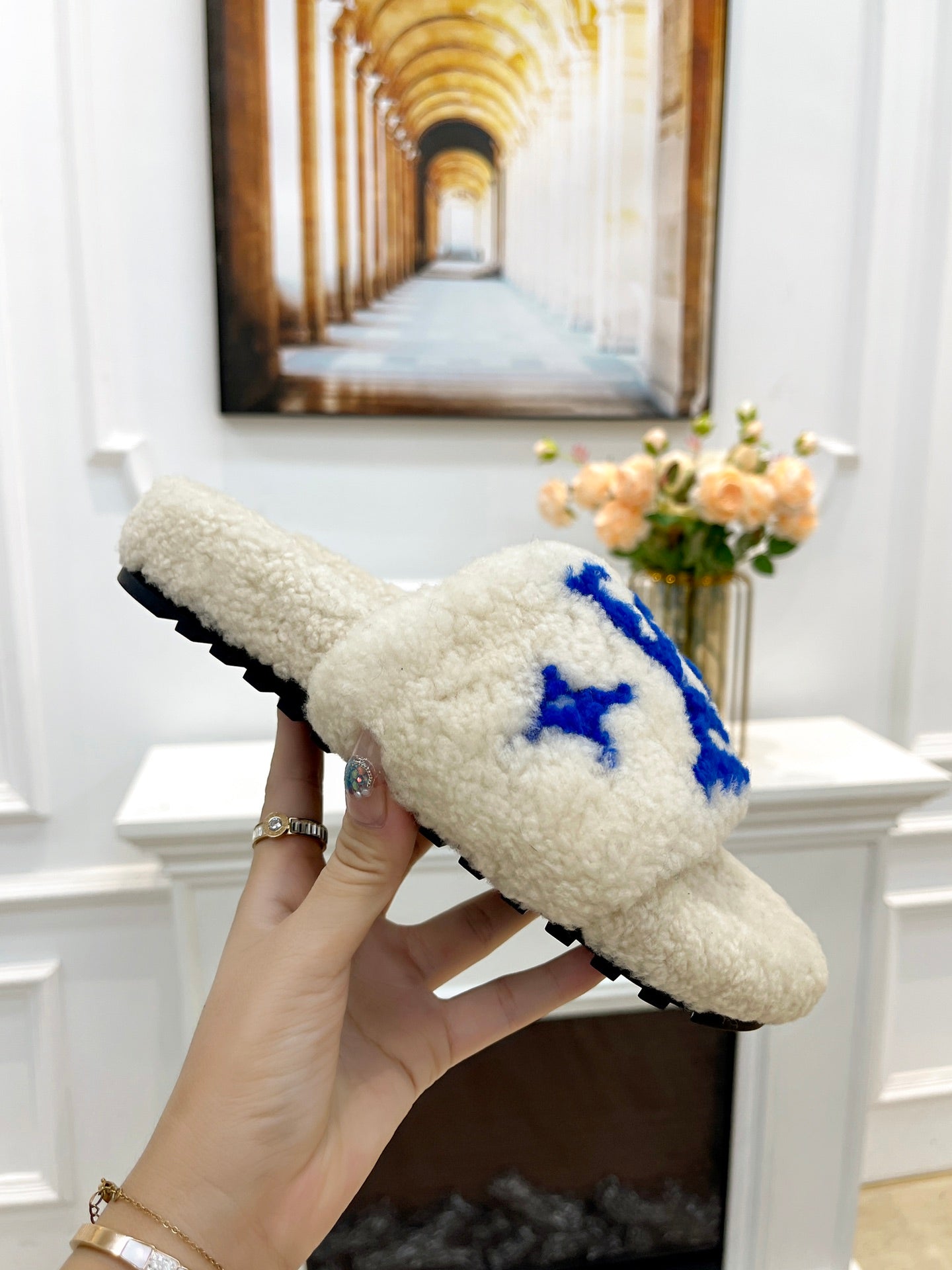LV FLAT SLIPPER IN WHITE MIX COBALT BLUE SHEARLING - 35