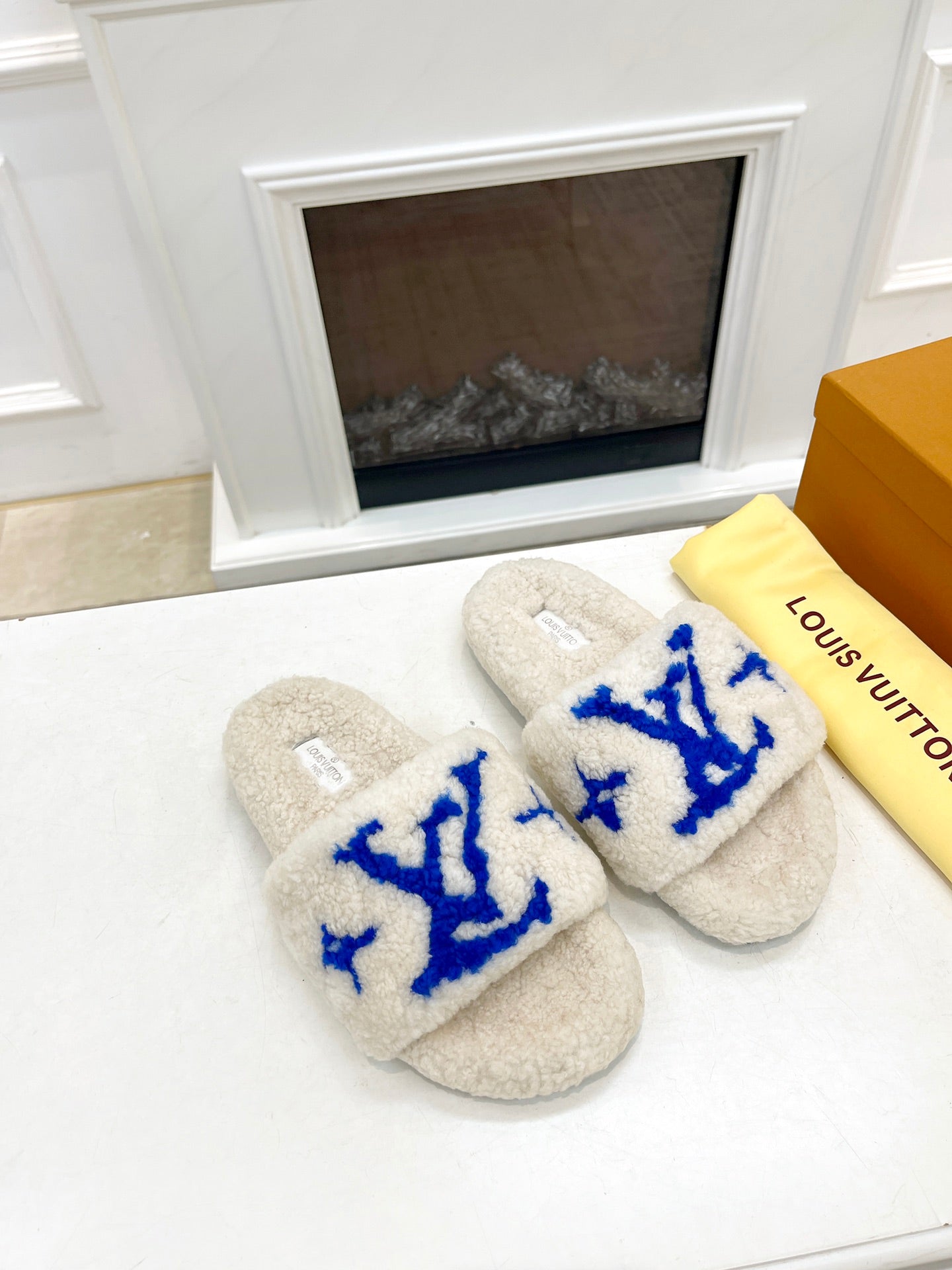 LV FLAT SLIPPER IN WHITE MIX COBALT BLUE SHEARLING - 35