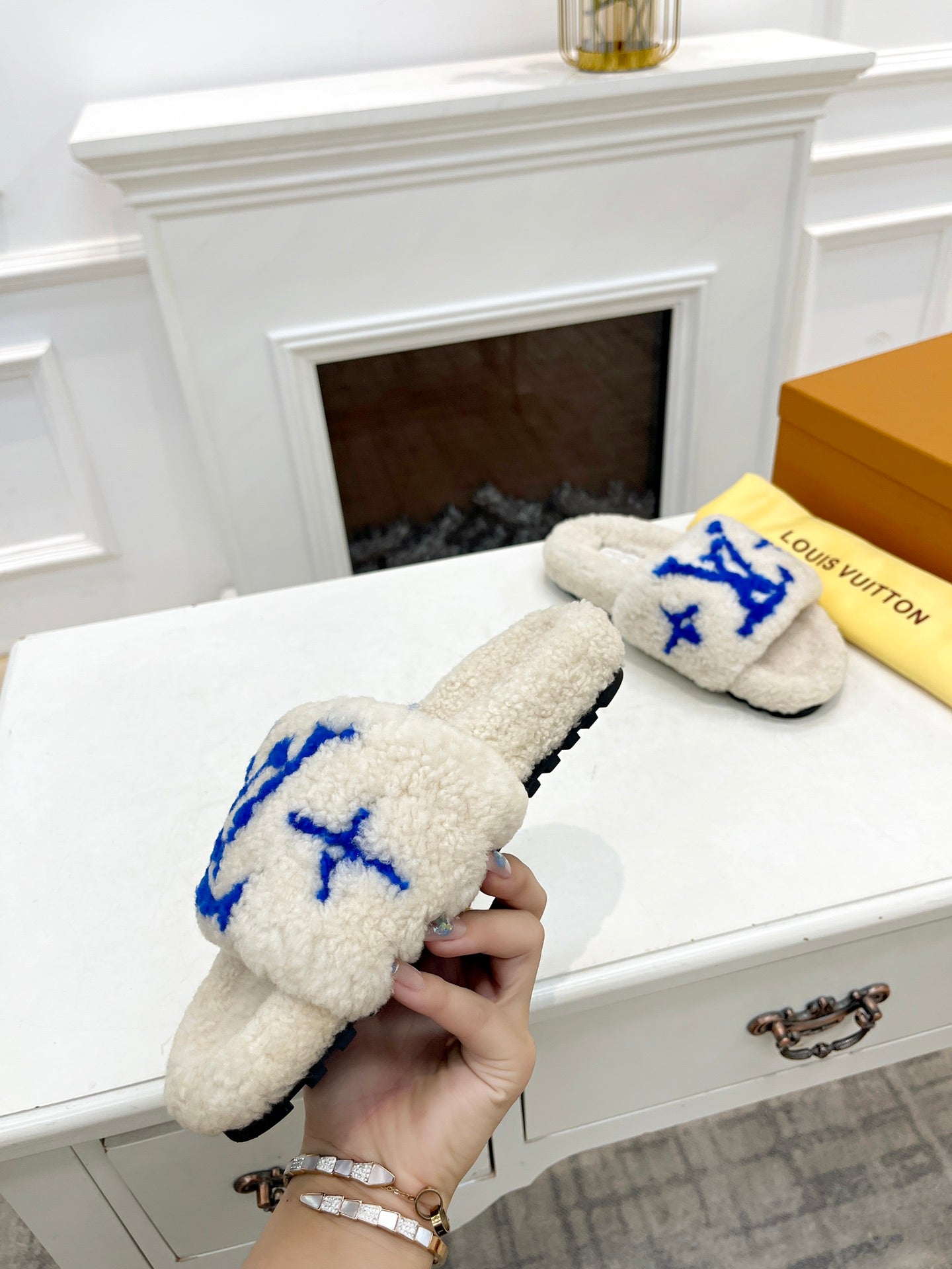 LV FLAT SLIPPER IN WHITE MIX COBALT BLUE SHEARLING - 35
