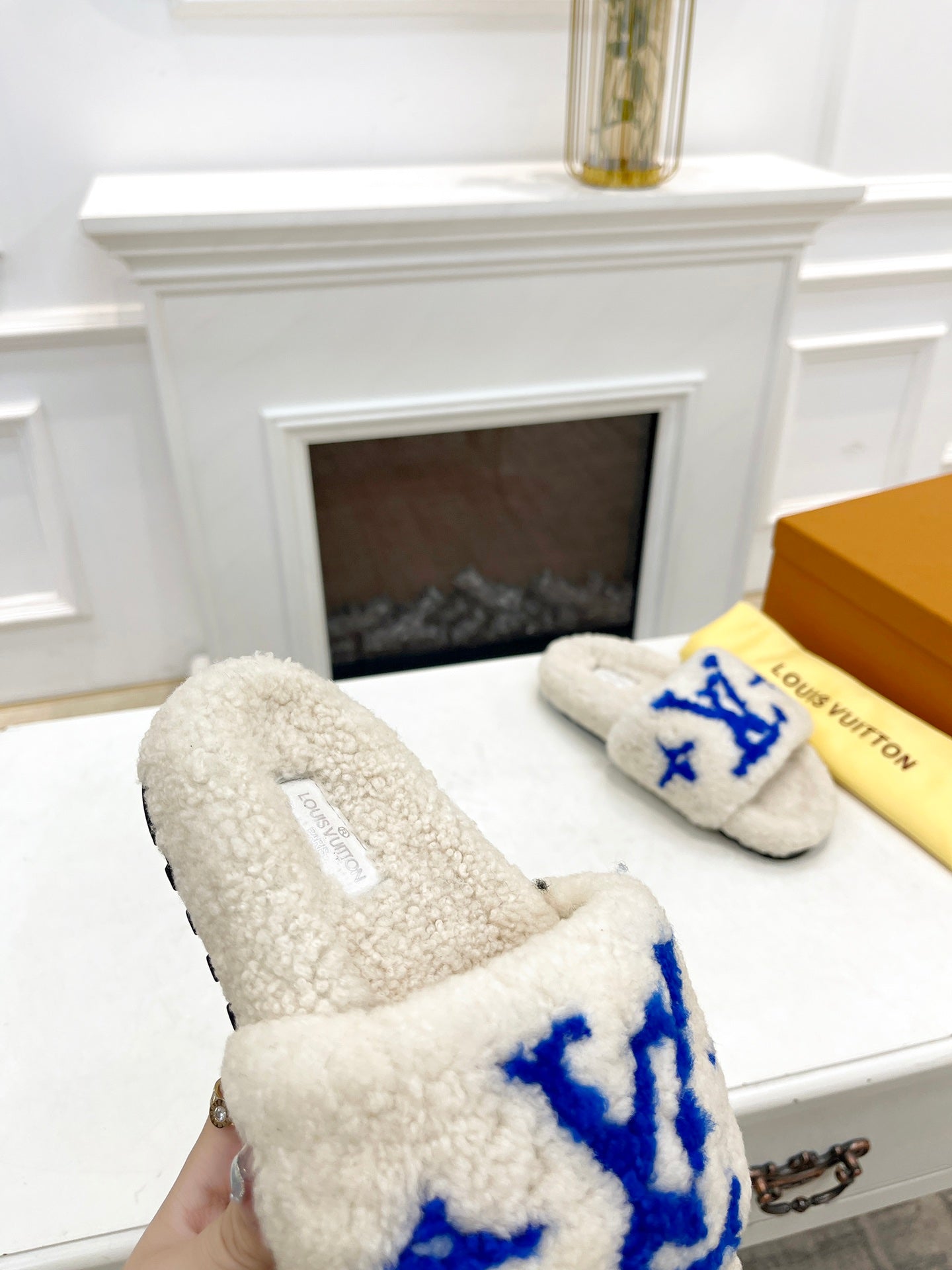 LV FLAT SLIPPER IN WHITE MIX COBALT BLUE SHEARLING - 35
