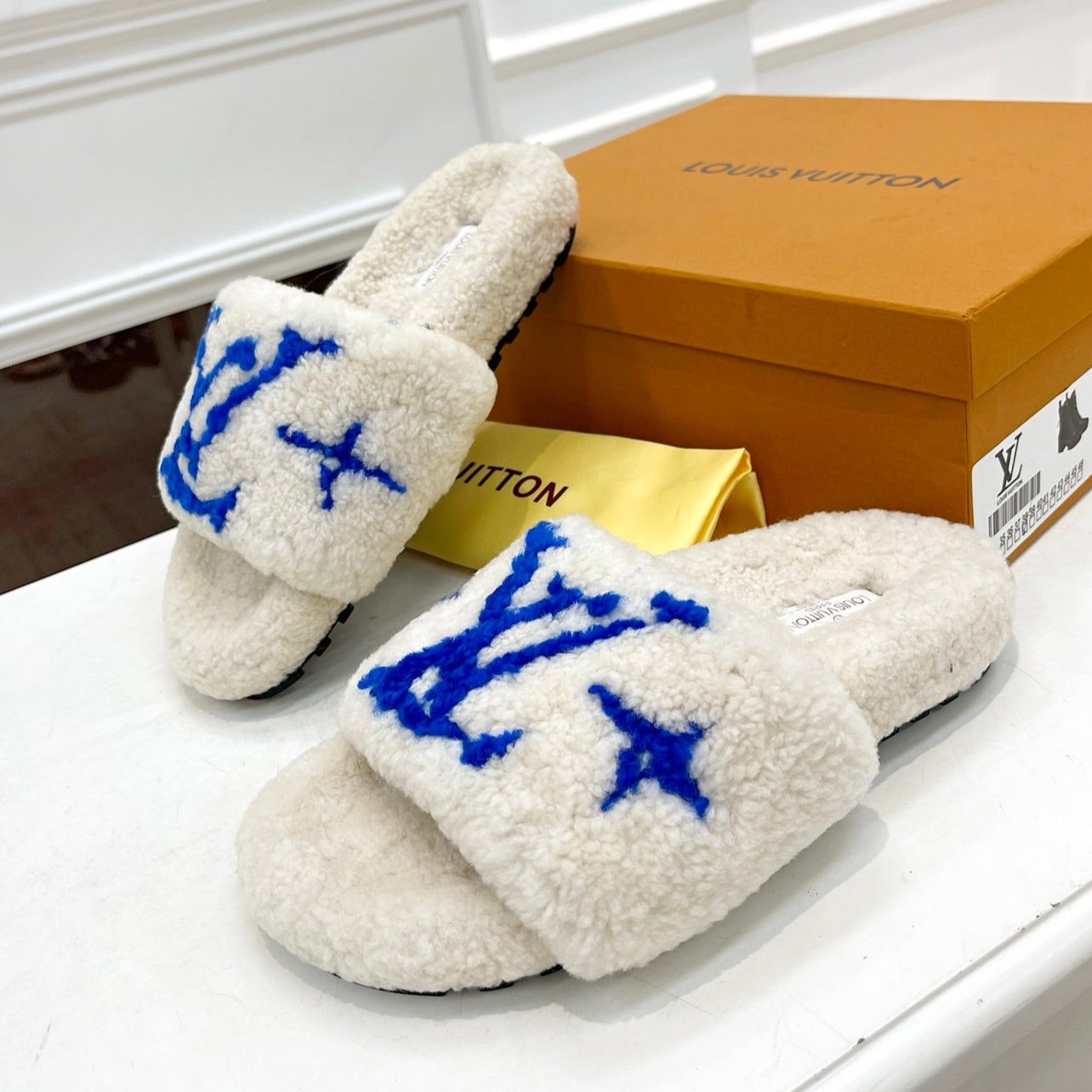 LV FLAT SLIPPER IN WHITE MIX COBALT BLUE SHEARLING - 35