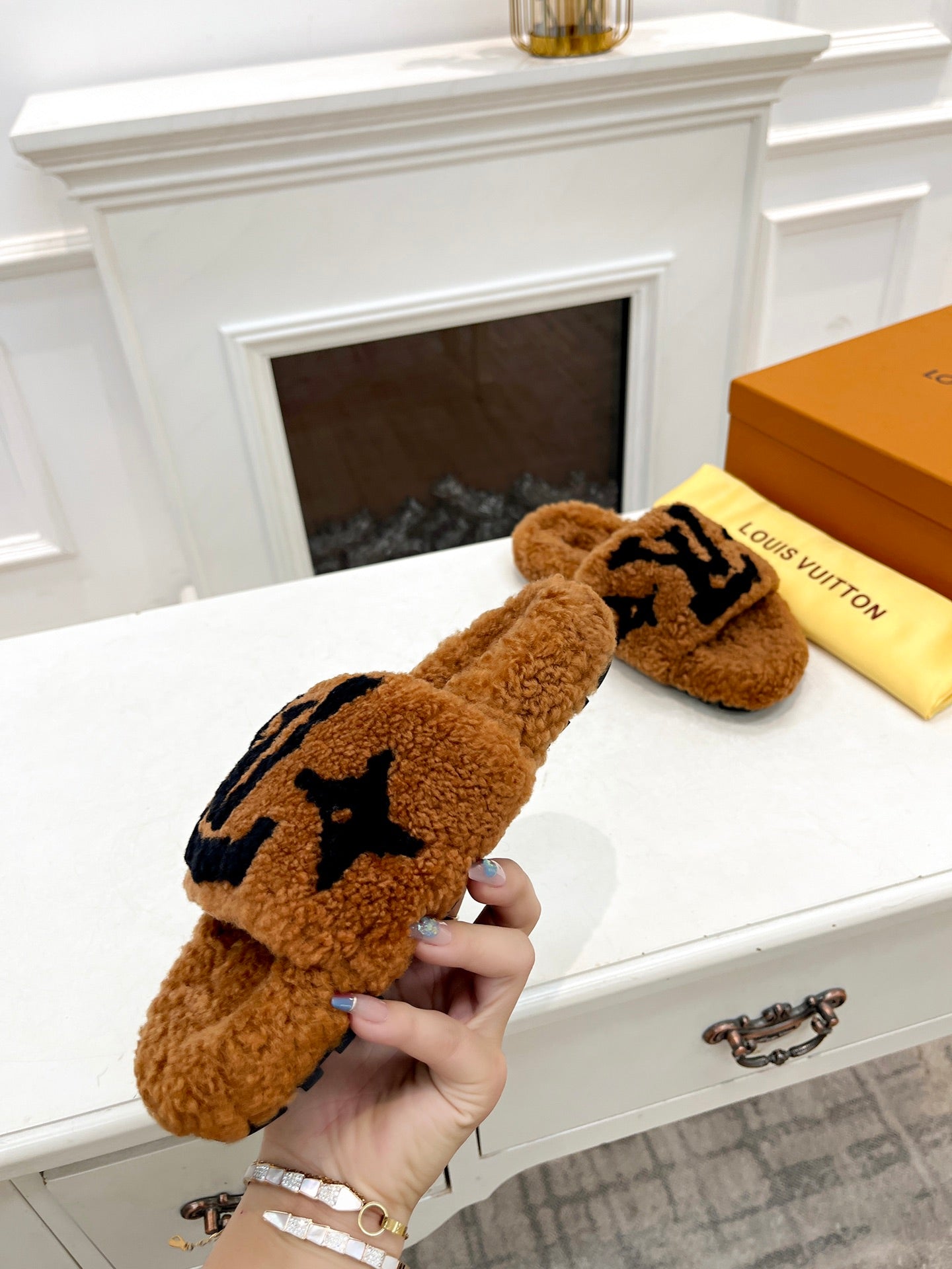 LV FLAT SLIPPER IN GINGERBREAD BROWN MIX BLACK SHEARLING - 35