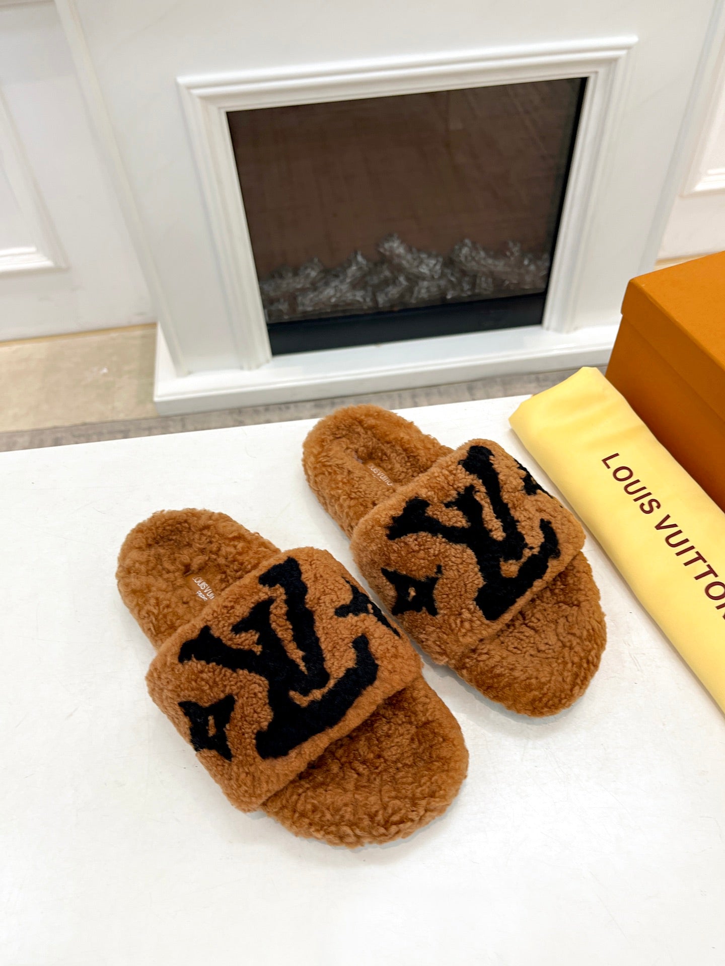 LV FLAT SLIPPER IN GINGERBREAD BROWN MIX BLACK SHEARLING - 35