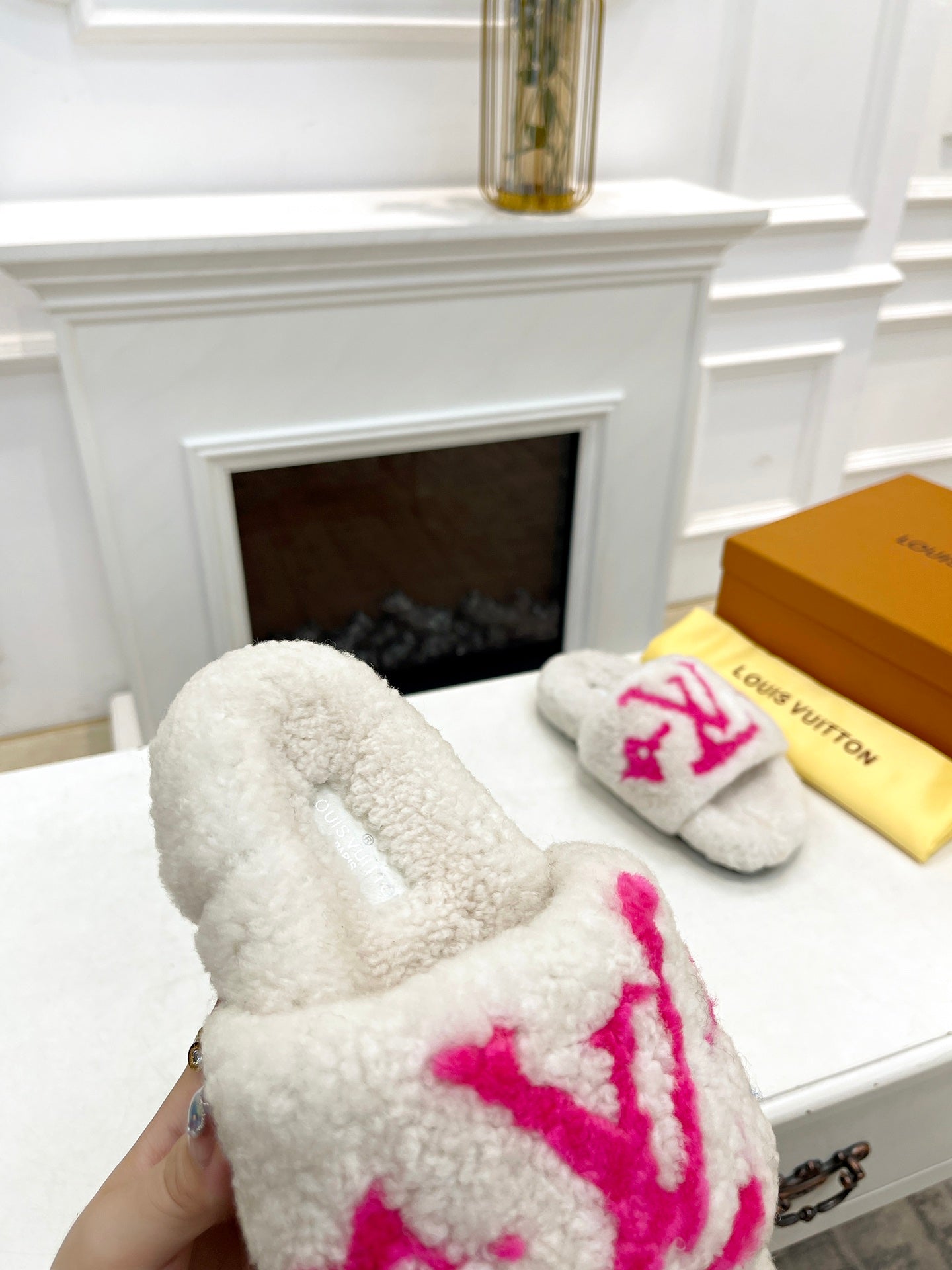 LV FLAT SLIPPER IN WHITE MIX BRIGHT PINK SHEARLING - 35