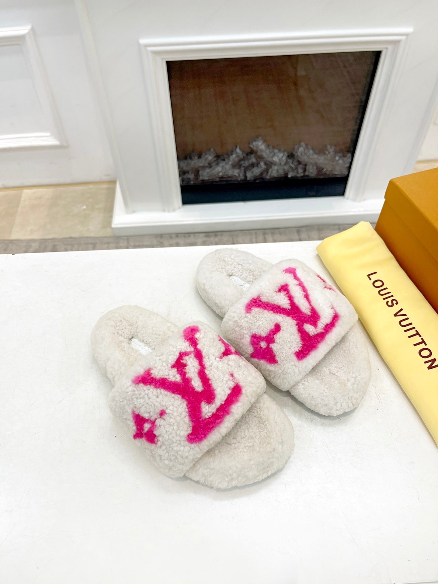 LV FLAT SLIPPER IN WHITE MIX BRIGHT PINK SHEARLING - 35