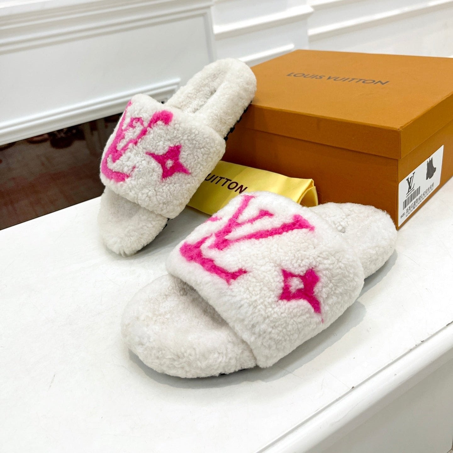 LV FLAT SLIPPER IN WHITE MIX BRIGHT PINK SHEARLING - 35