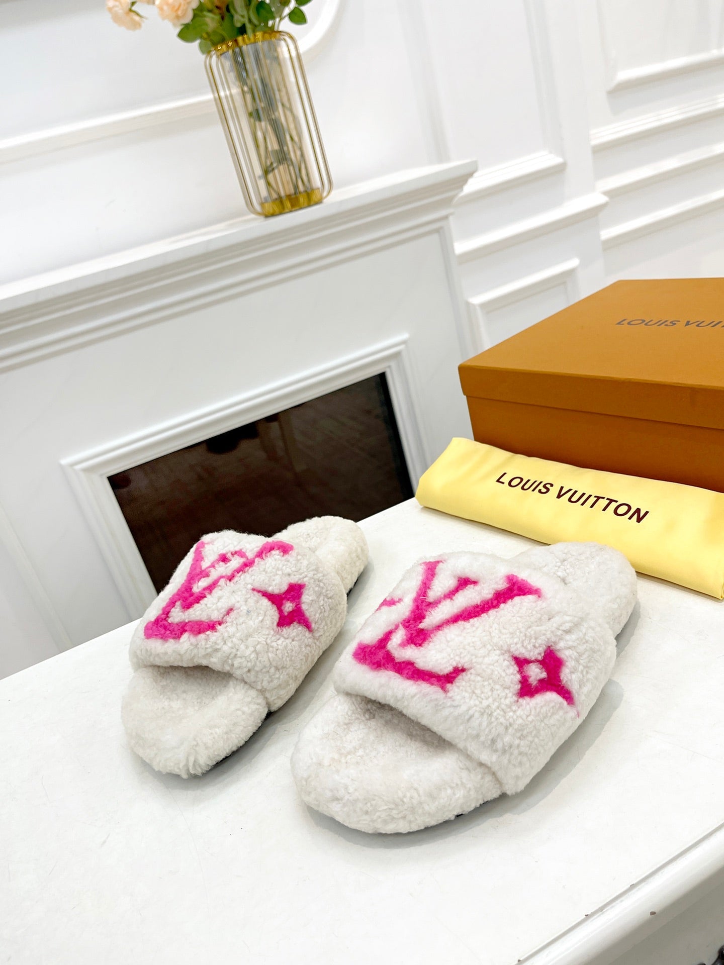 LV FLAT SLIPPER IN WHITE MIX BRIGHT PINK SHEARLING - 35