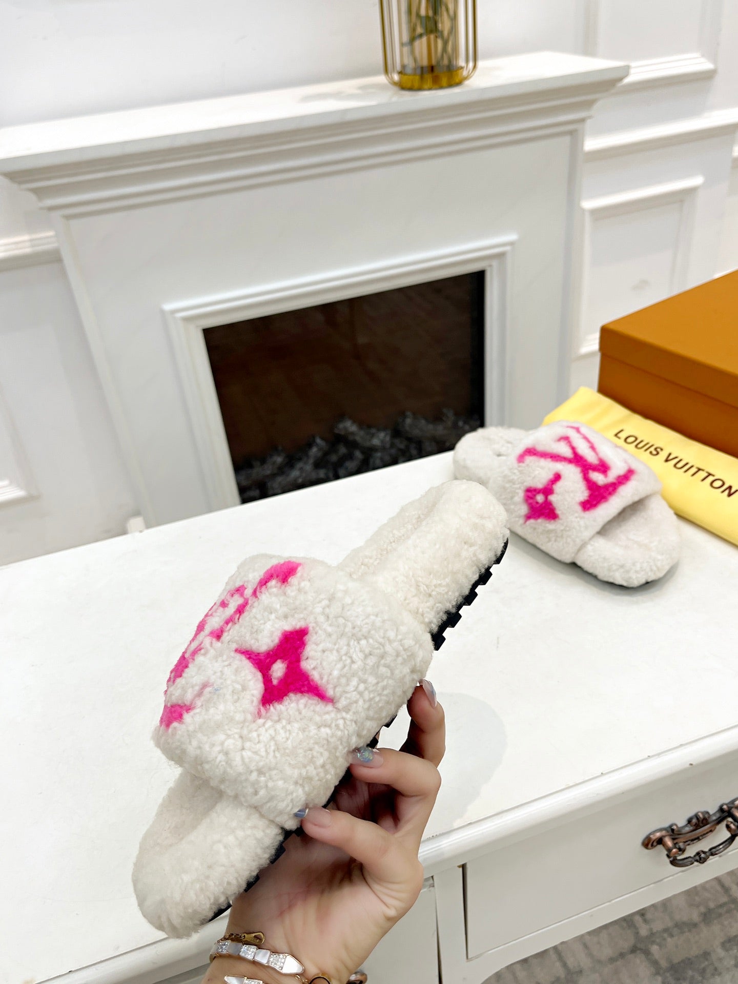 LV FLAT SLIPPER IN WHITE MIX BRIGHT PINK SHEARLING - 35