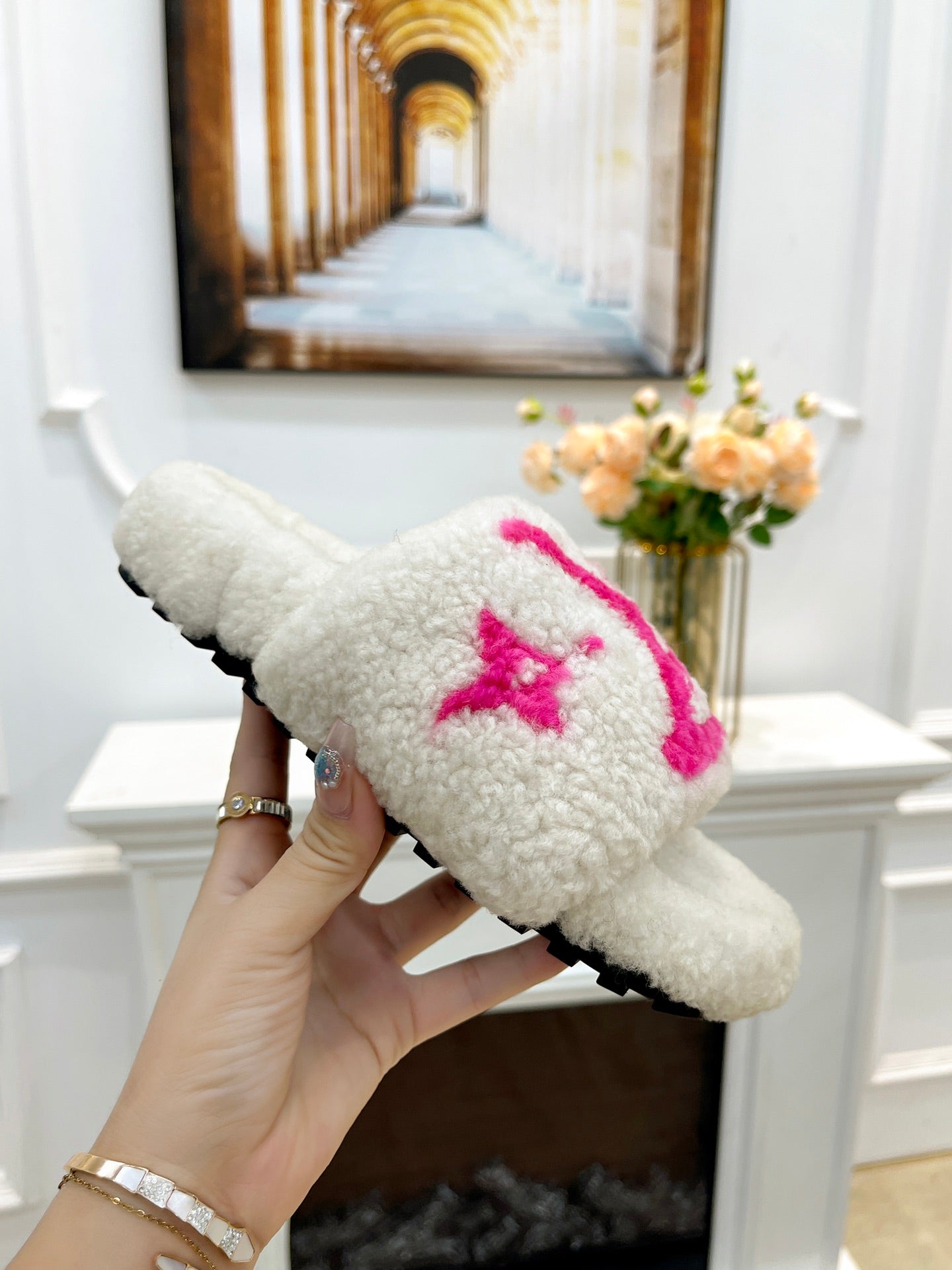 LV FLAT SLIPPER IN WHITE MIX BRIGHT PINK SHEARLING - 35