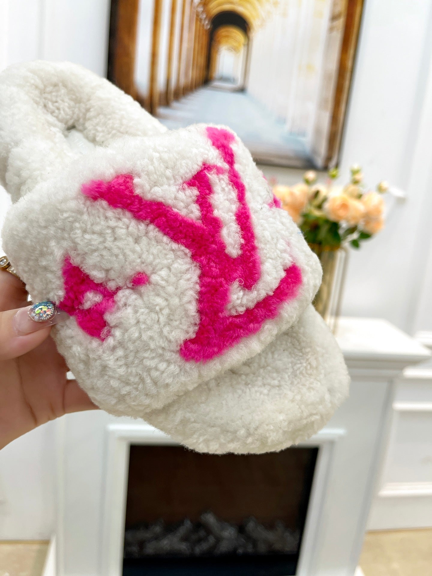 LV FLAT SLIPPER IN WHITE MIX BRIGHT PINK SHEARLING - 35