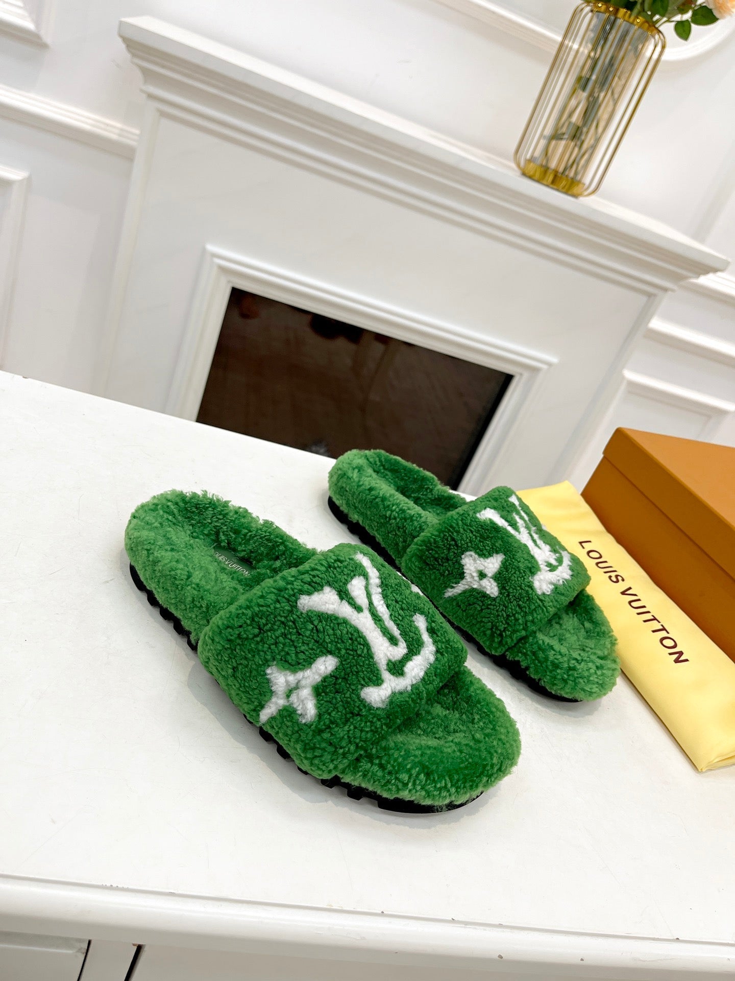 LV FLAT SLIPPER IN EMERALD GREEN MIX WHITE SHEARLING - 35