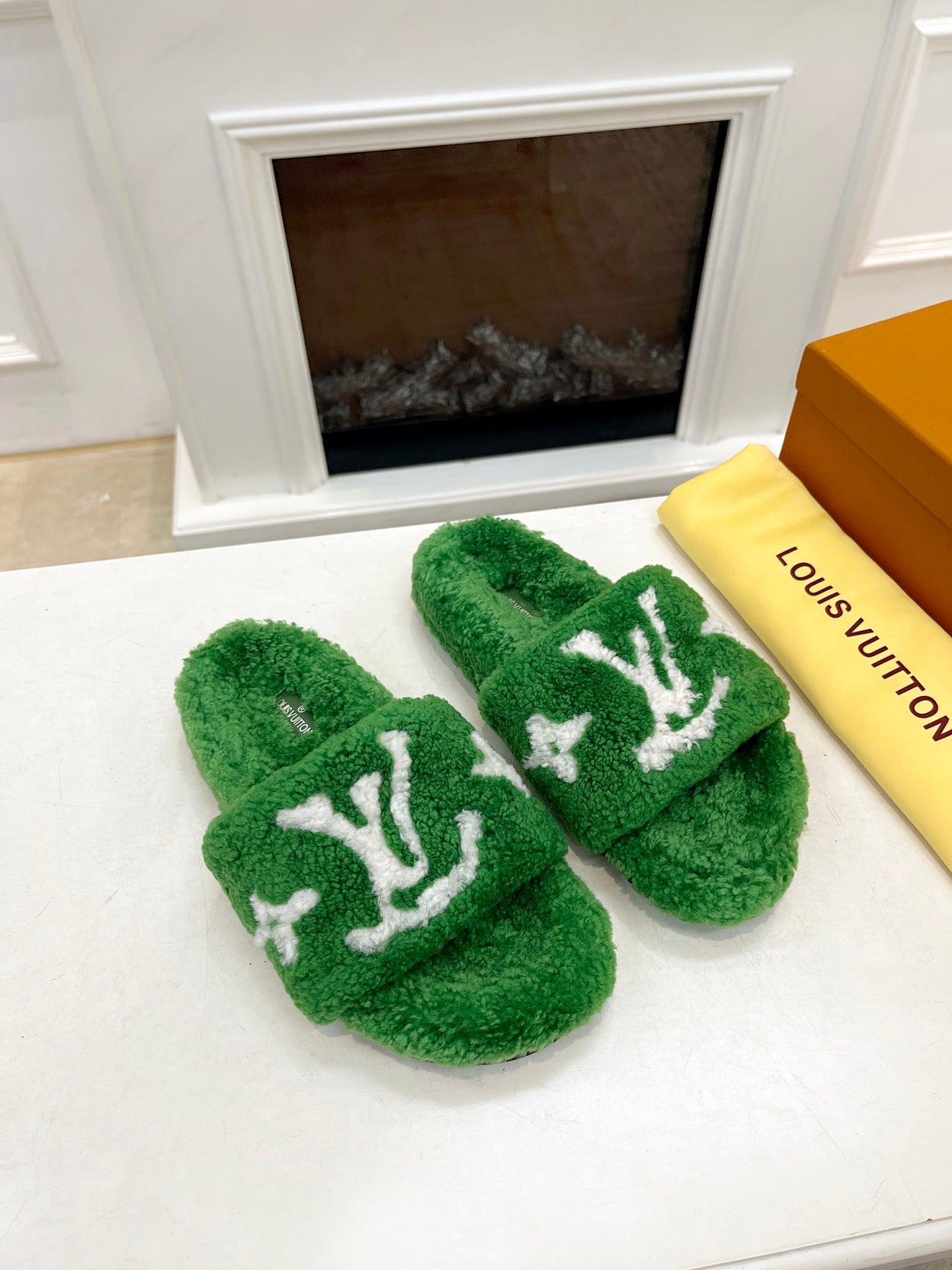 LV FLAT SLIPPER IN EMERALD GREEN MIX WHITE SHEARLING - 35