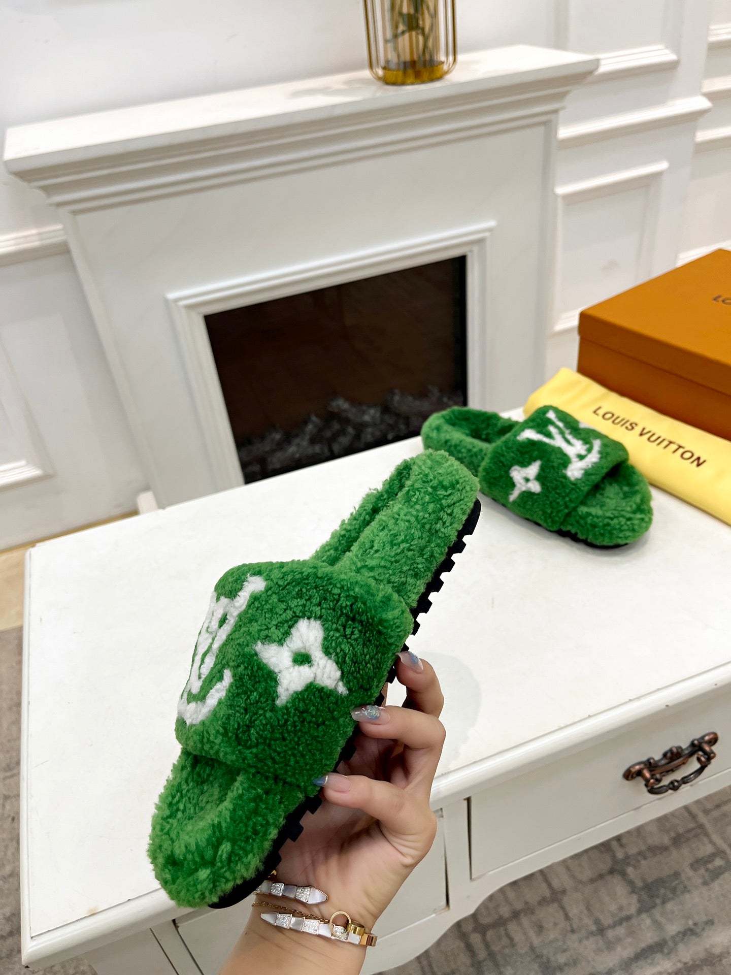 LV FLAT SLIPPER IN EMERALD GREEN MIX WHITE SHEARLING - 35