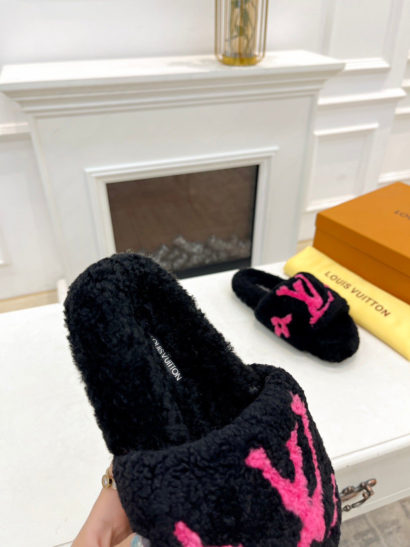 LV FLAT SLIPPER IN BLACK MIX BRIGHT PINK SHEARLING - 35