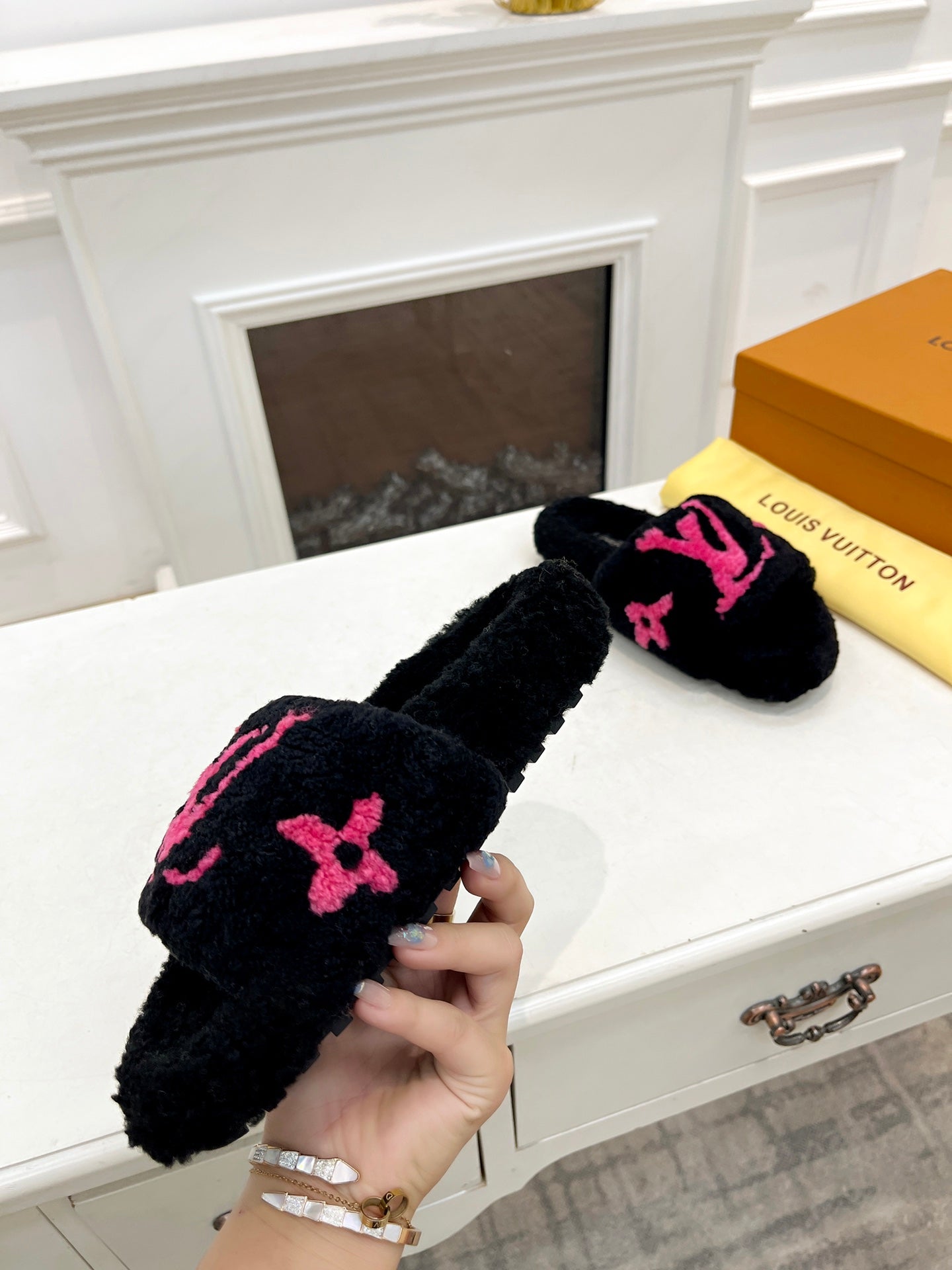 LV FLAT SLIPPER IN BLACK MIX BRIGHT PINK SHEARLING - 35