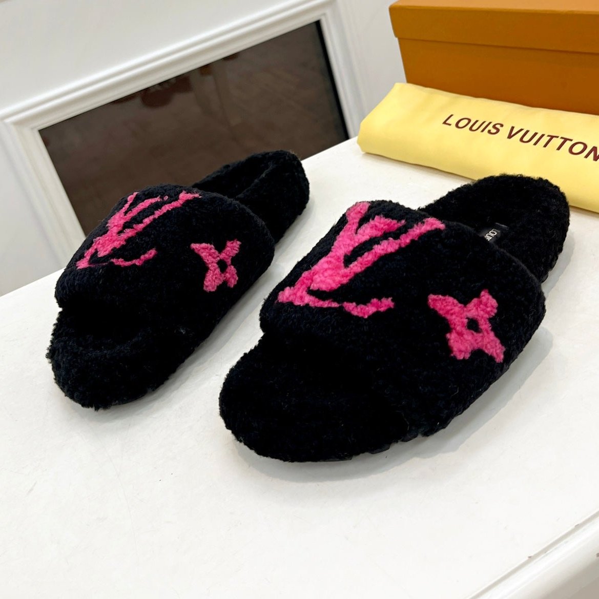 LV FLAT SLIPPER IN BLACK MIX BRIGHT PINK SHEARLING - 35