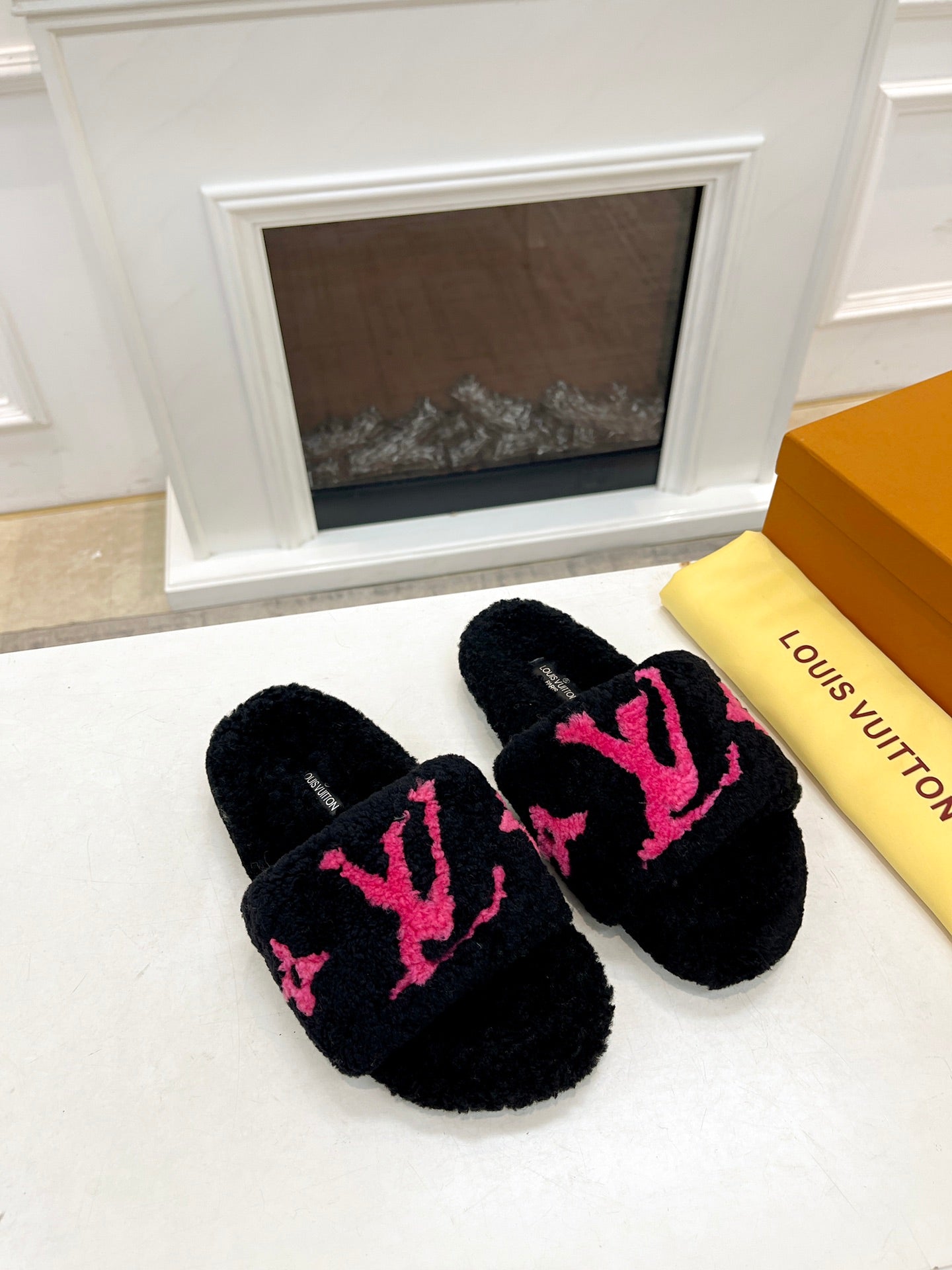 LV FLAT SLIPPER IN BLACK MIX BRIGHT PINK SHEARLING - 35