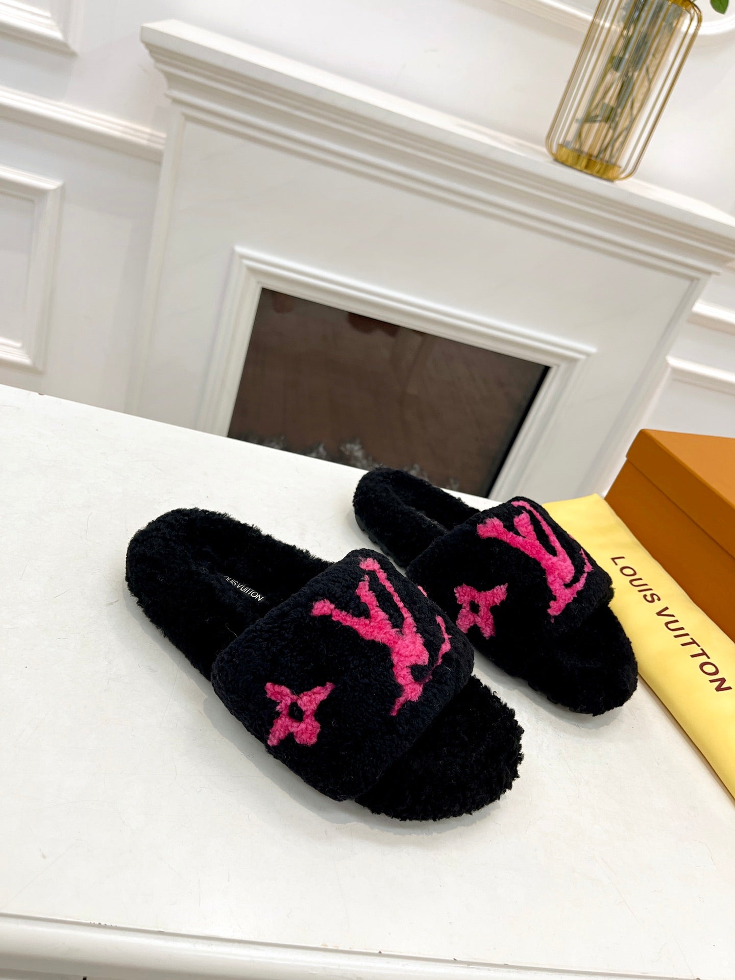 LV FLAT SLIPPER IN BLACK MIX BRIGHT PINK SHEARLING - 35