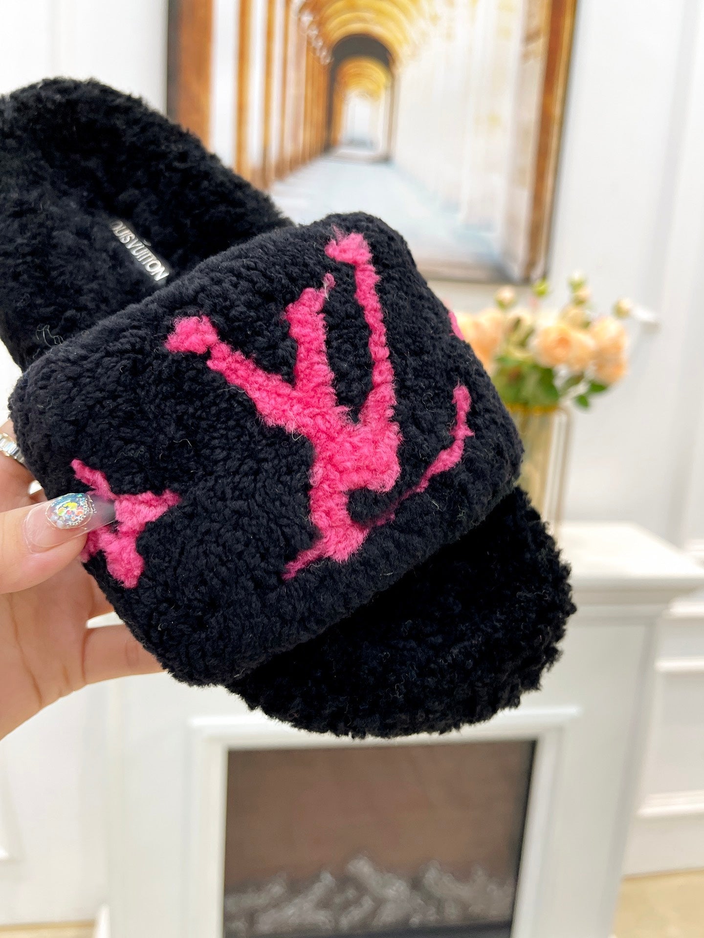LV FLAT SLIPPER IN BLACK MIX BRIGHT PINK SHEARLING - 35