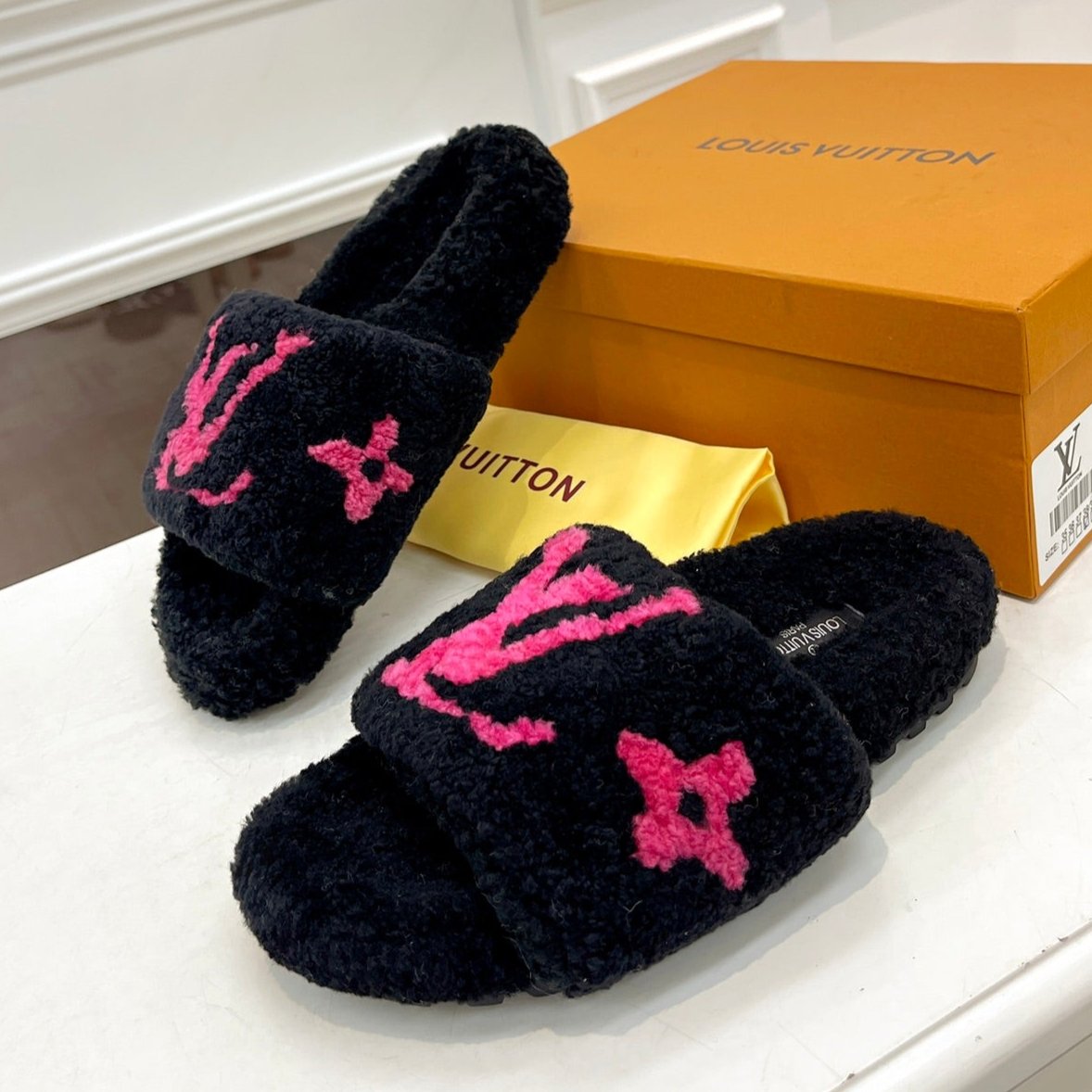 LV FLAT SLIPPER IN BLACK MIX BRIGHT PINK SHEARLING - 35