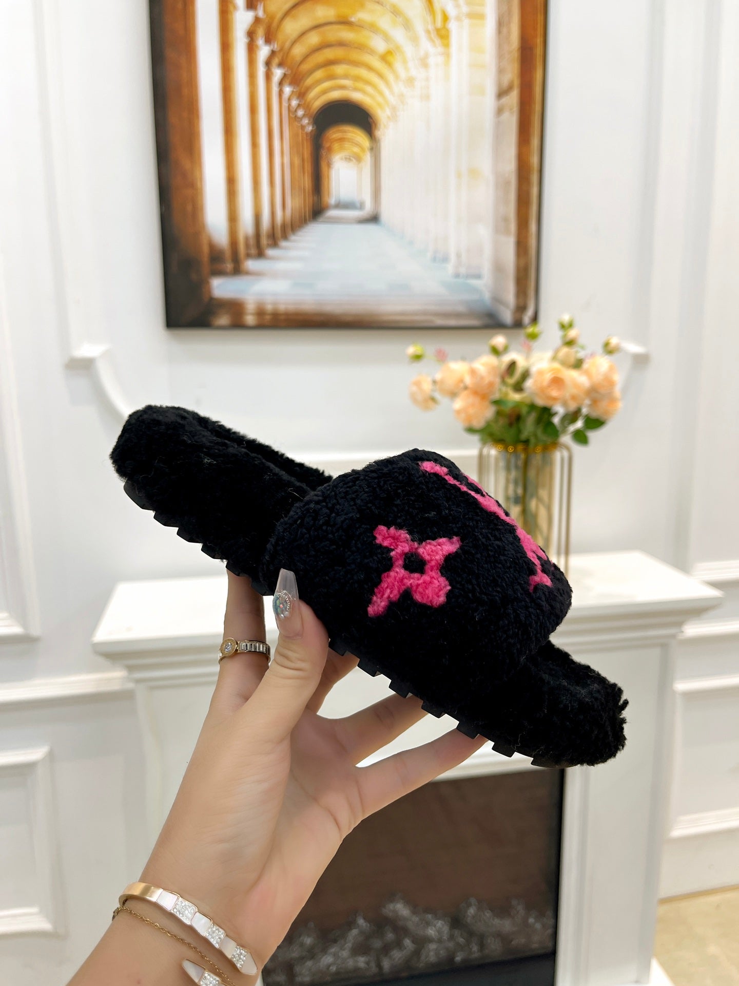 LV FLAT SLIPPER IN BLACK MIX BRIGHT PINK SHEARLING - 35